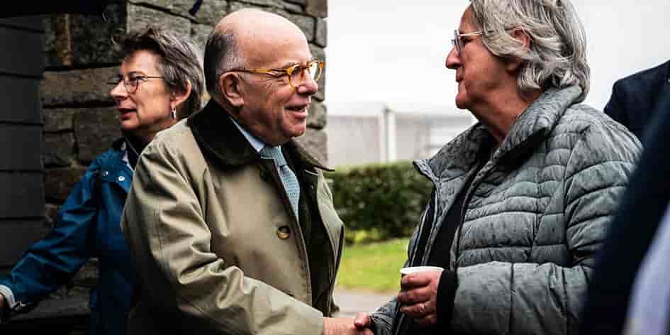 Bernard Cazeneuve saluant une militante à l’université de rentrée du MODEM à Guidel (Morbihan), fin septembre 2024.