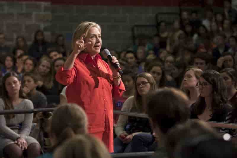 Clinton prend position sur le salaire minimum et les armes