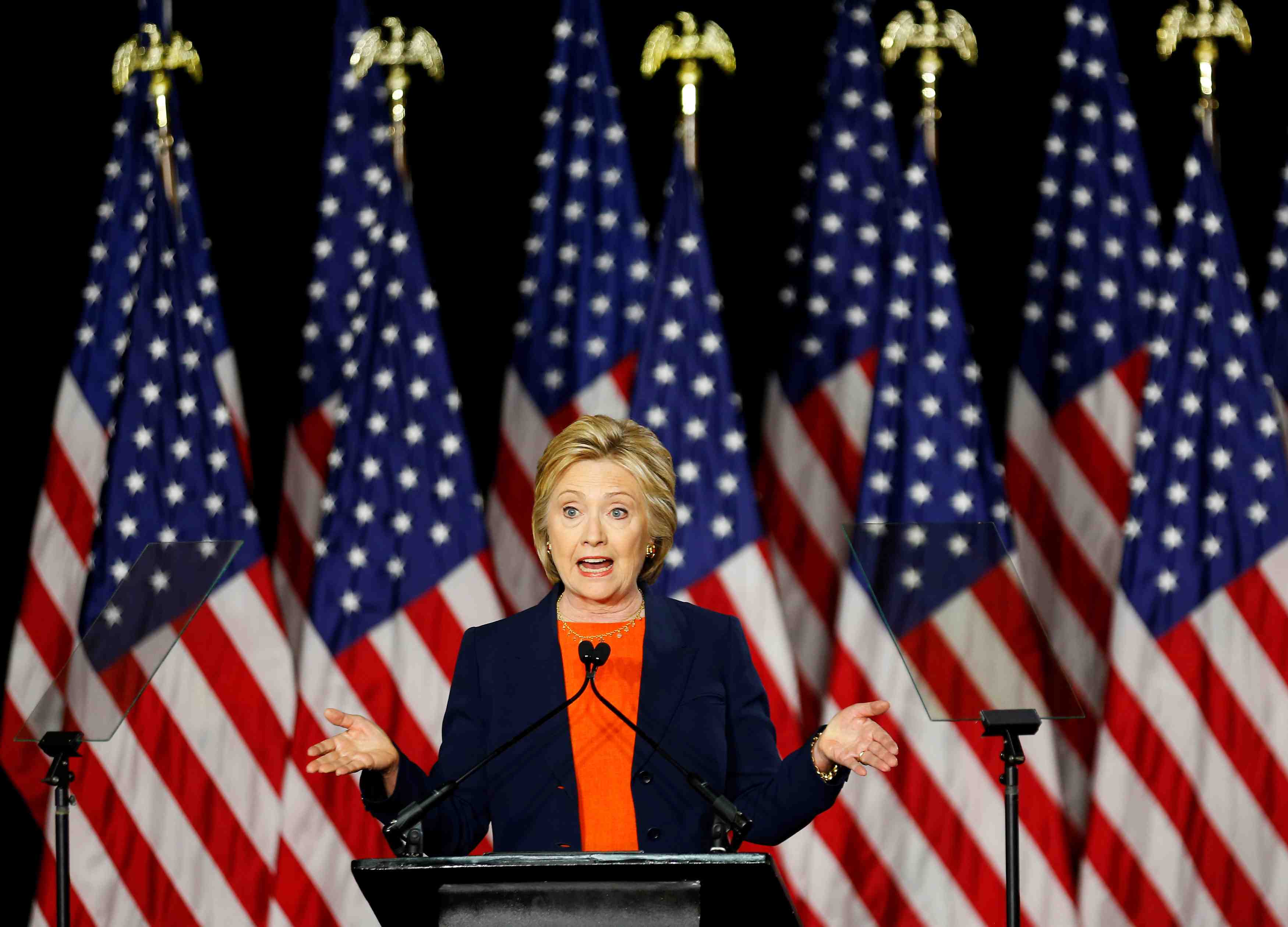 Clinton tourne en derision le programme de trump