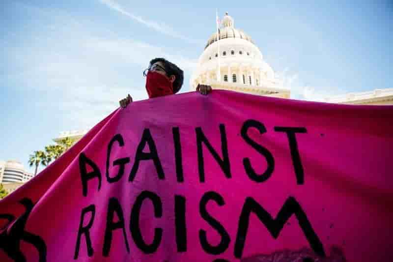 Supremacistes blancs et antifascistes s'affrontent a sacramento