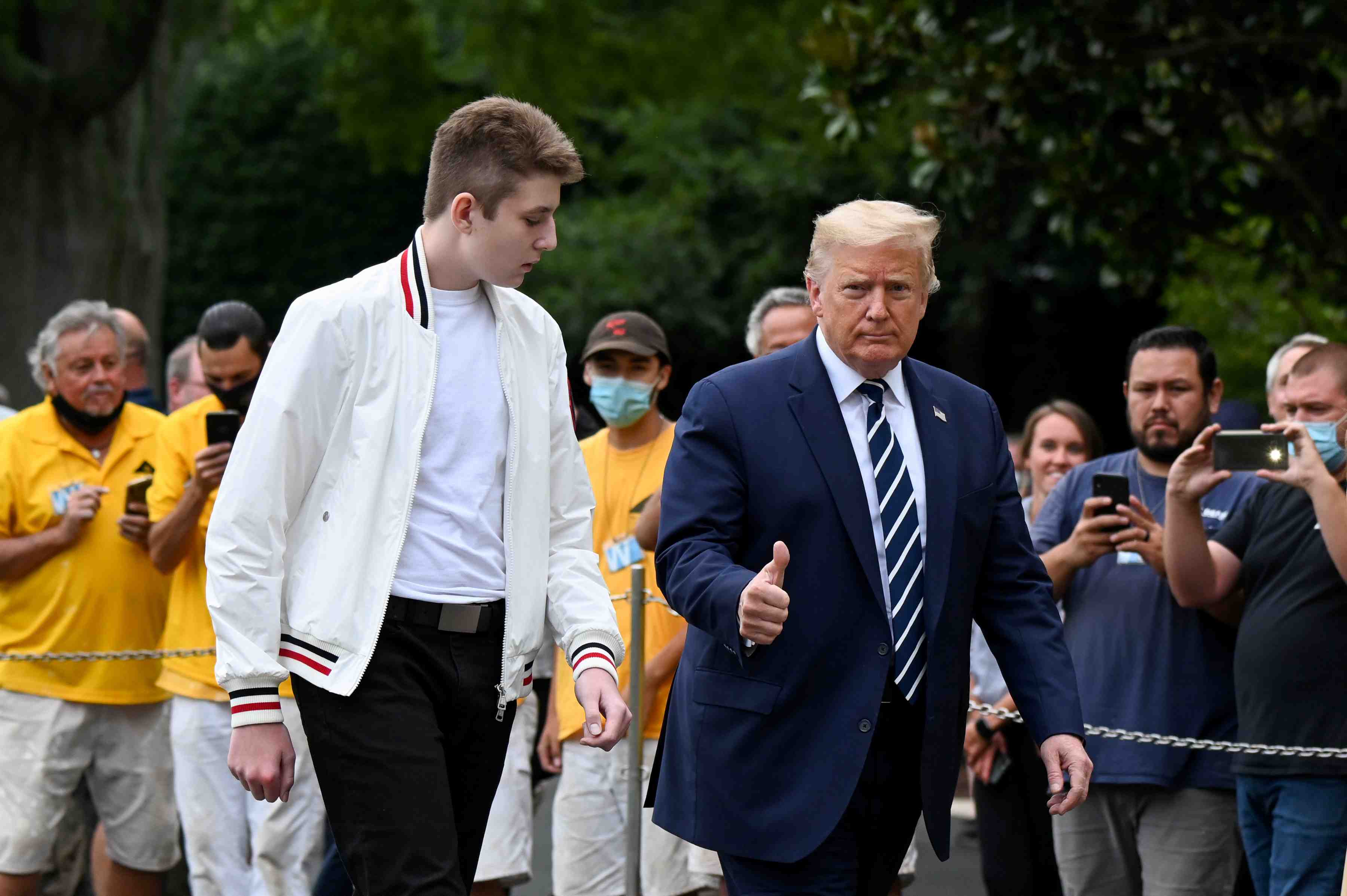 Usa 2020: trump prone la reouverture des ecoles, cite l'infection au covid de son fils