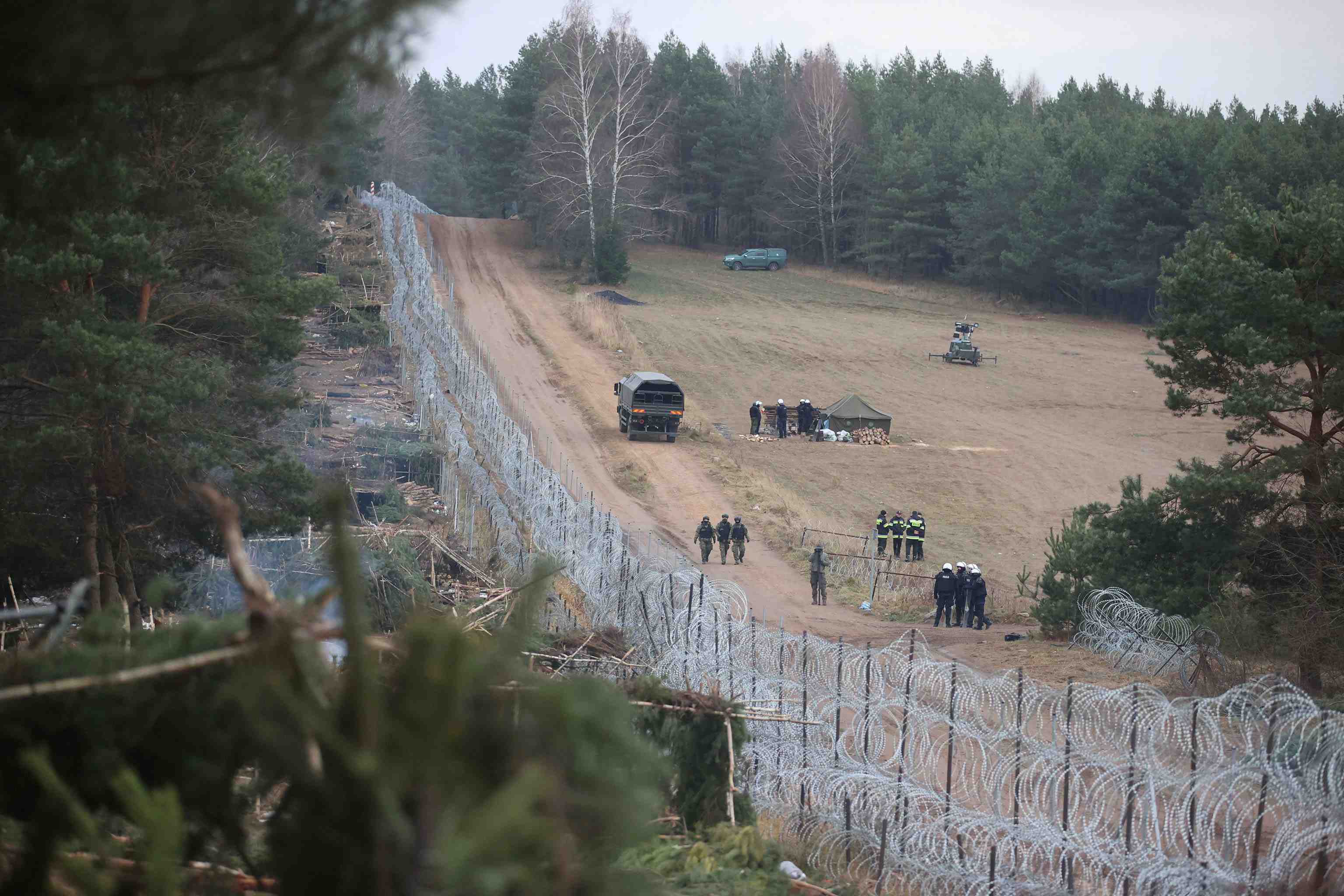 La bielorussie evacue des camps de migrants a la frontiere polonaise
