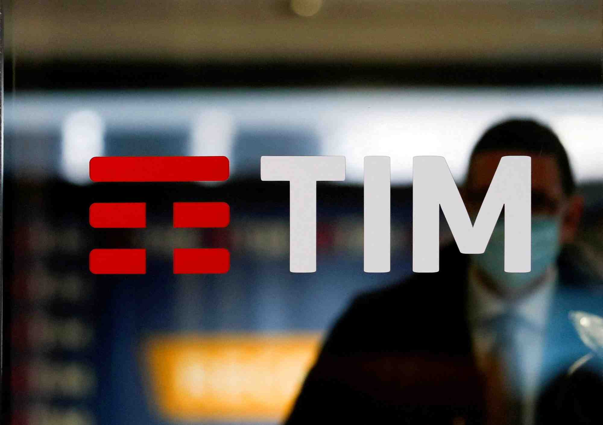La perspective d'un maintien, dans l'immédiat, de la vente a pourtant donné des ailes au titre Telecom Italia, qui gagnait près de 4% à 0,273 euro en début d'après-midi à la Bourse de Milan.
