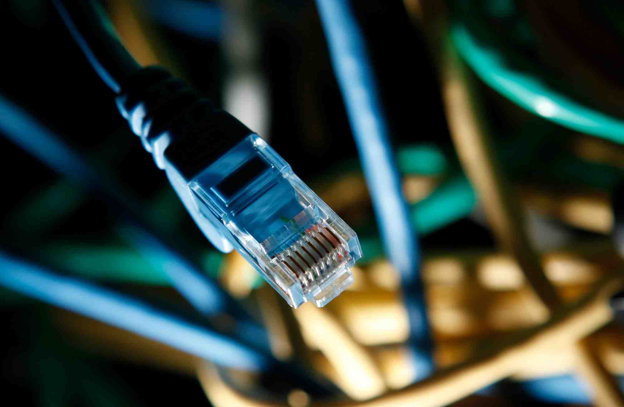 La neutralité du net signifie que les fournisseurs d'accès à internet (FAI) n'ont pas le droit de moduler la vitesse de débit internet en fonction des contenus.