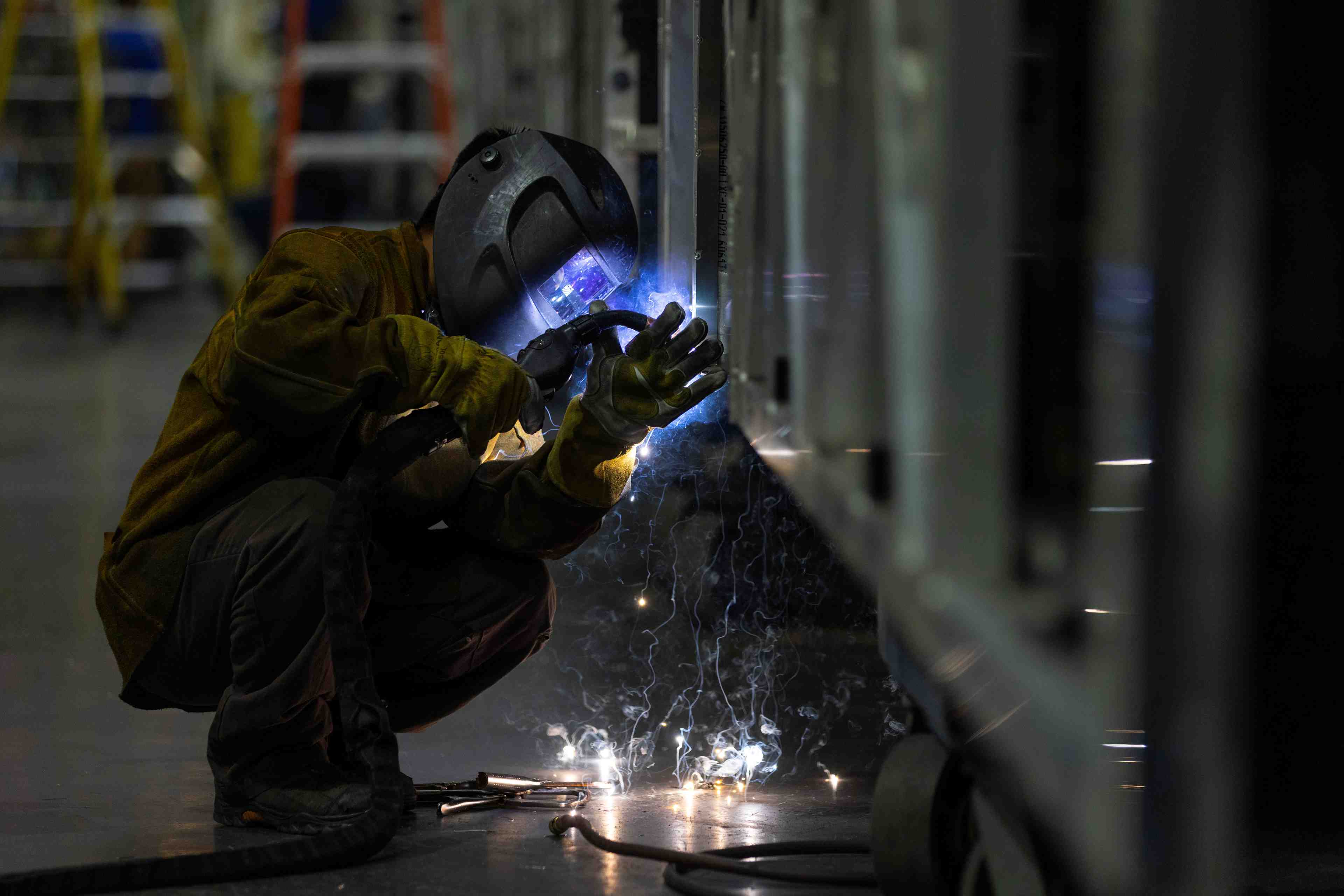 Un soudeur a l'usine de bus electriques byd a lancaster, en californie