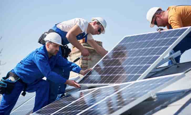 Qualit'EnR, organisme national de qualification des énergies renouvelables dans le bâtiment, regroupe 18.000 entreprises (chauffage, plomberie, électricité...) certifiées en France pour l'installation de systèmes à énergies renouvelables, dont des toitures solaires.