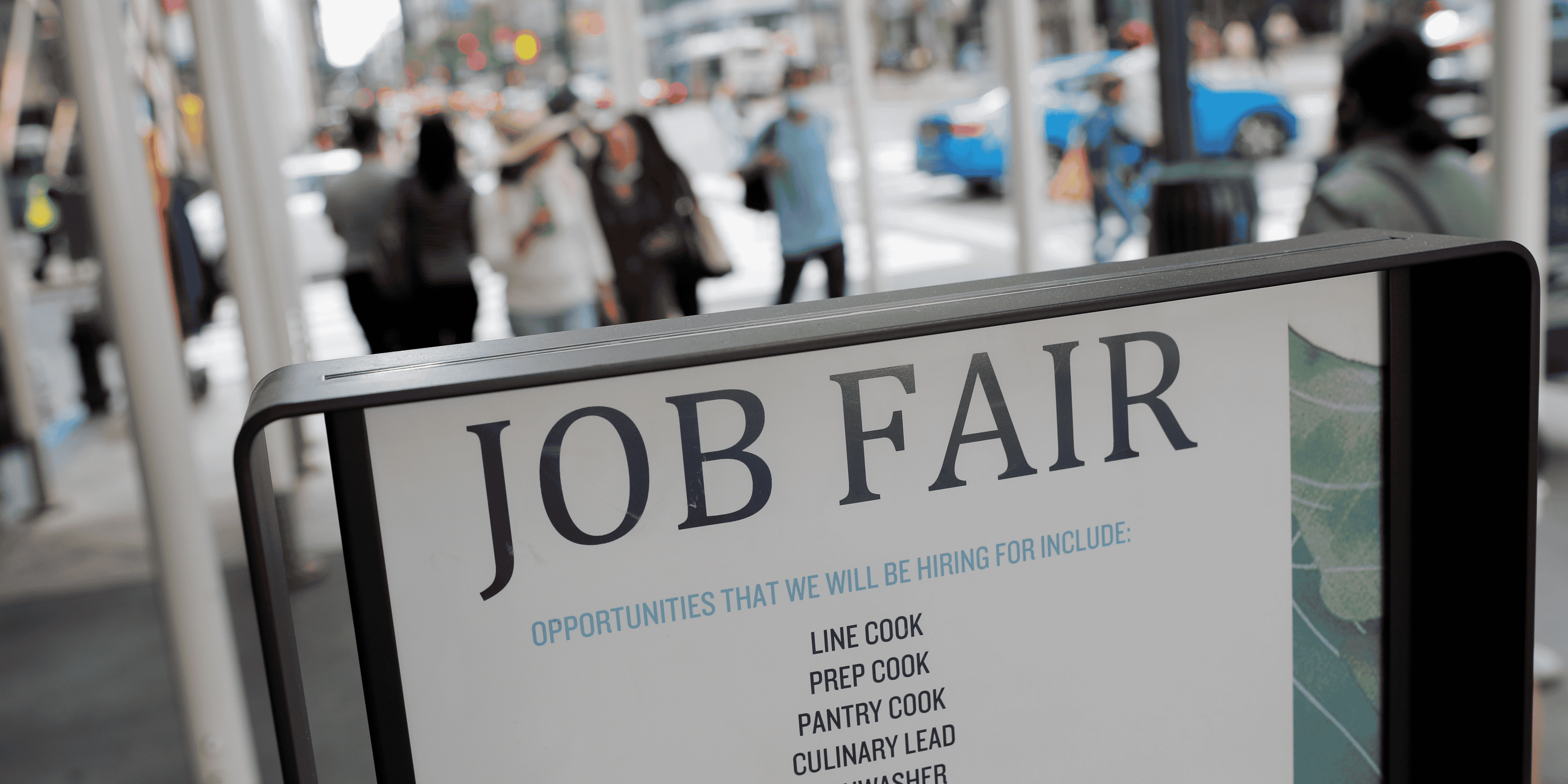 Des panneaux annoncant un salon de l'emploi sur la 5e avenue a new york