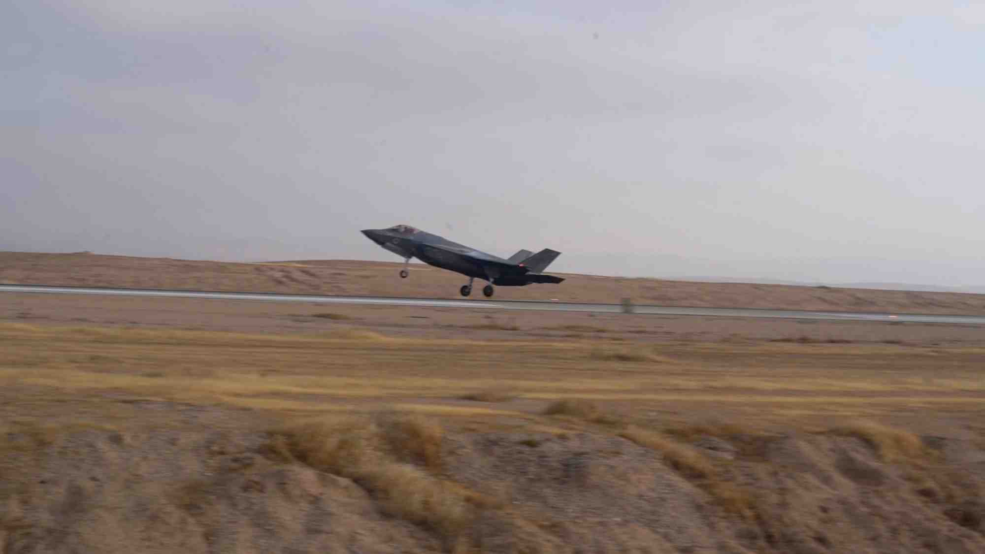 Un avion de combat f-35 atterrit a un endroit indique comme etant la base aerienne de nevatim