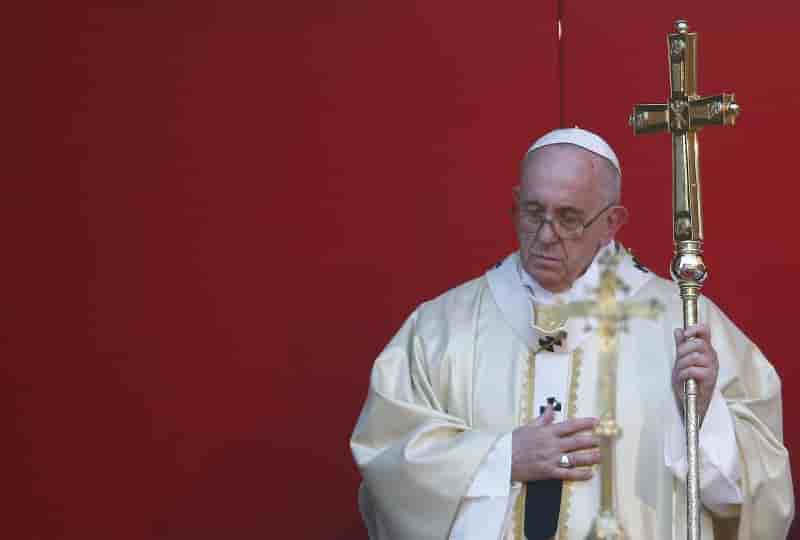 Deux livres decrivent les difficultes du pape a reformer au vatican