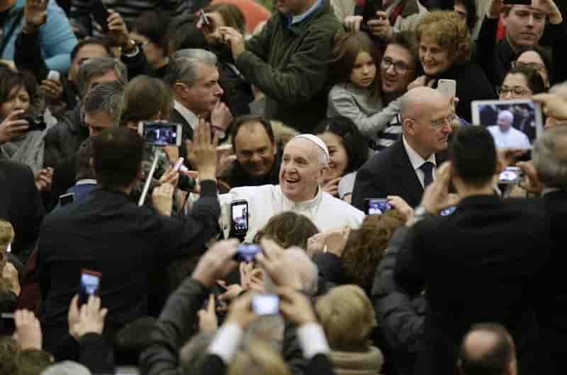 Le pape appelle les responsables de davos a repondre au defi de la pauvrete