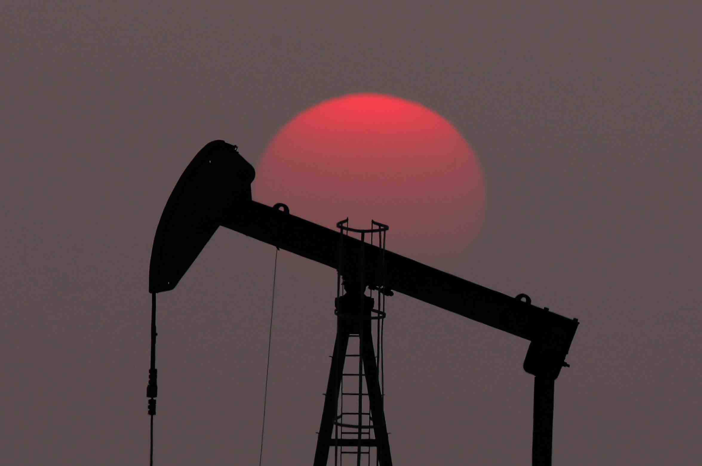 L'aie prevoit une offre petroliere excedentaire en 2019