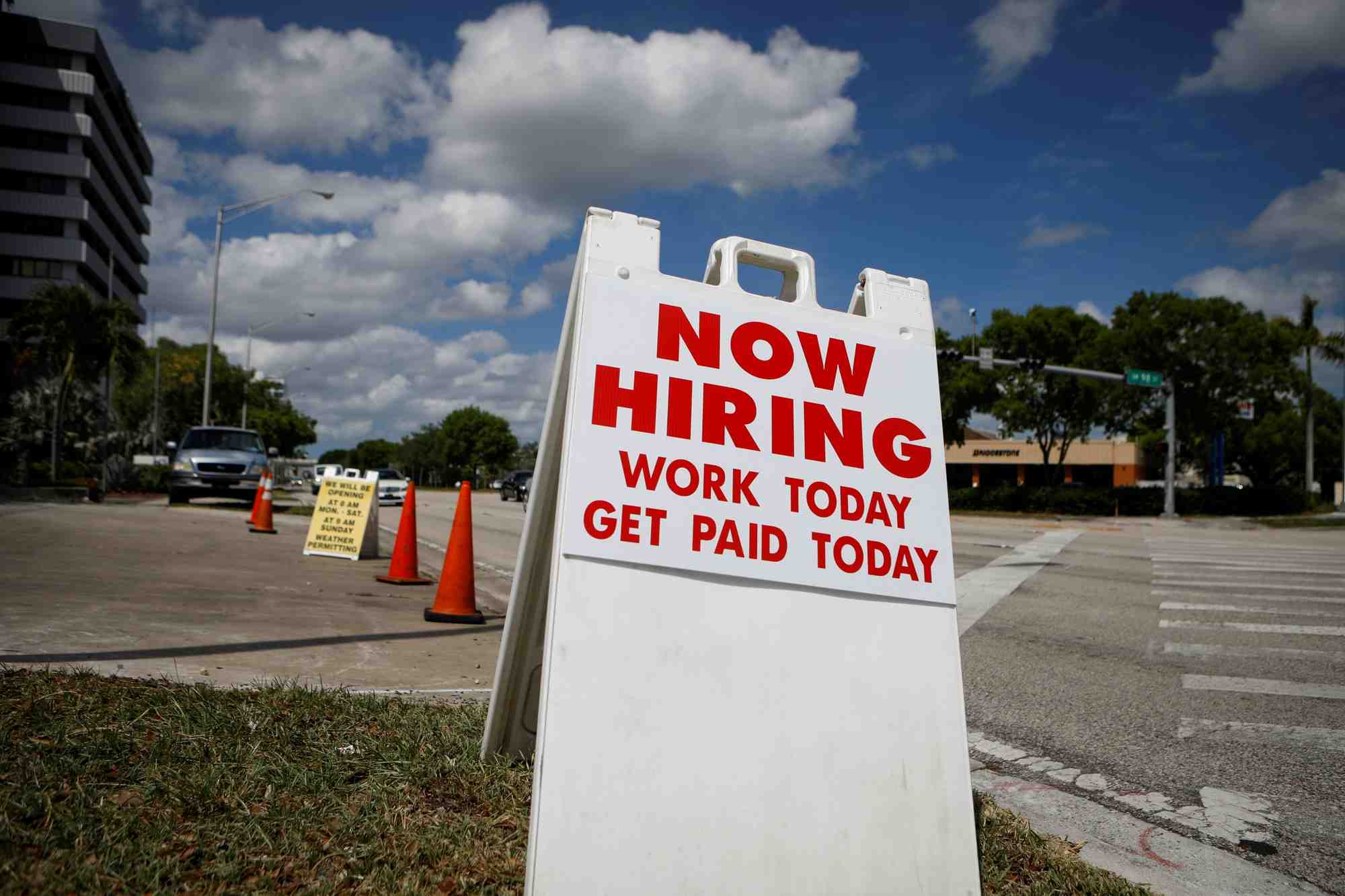 Illustration chômage / emploi / recrutement États-Unis : un panneau indique "Nous embauchons", à Miami, en Floride