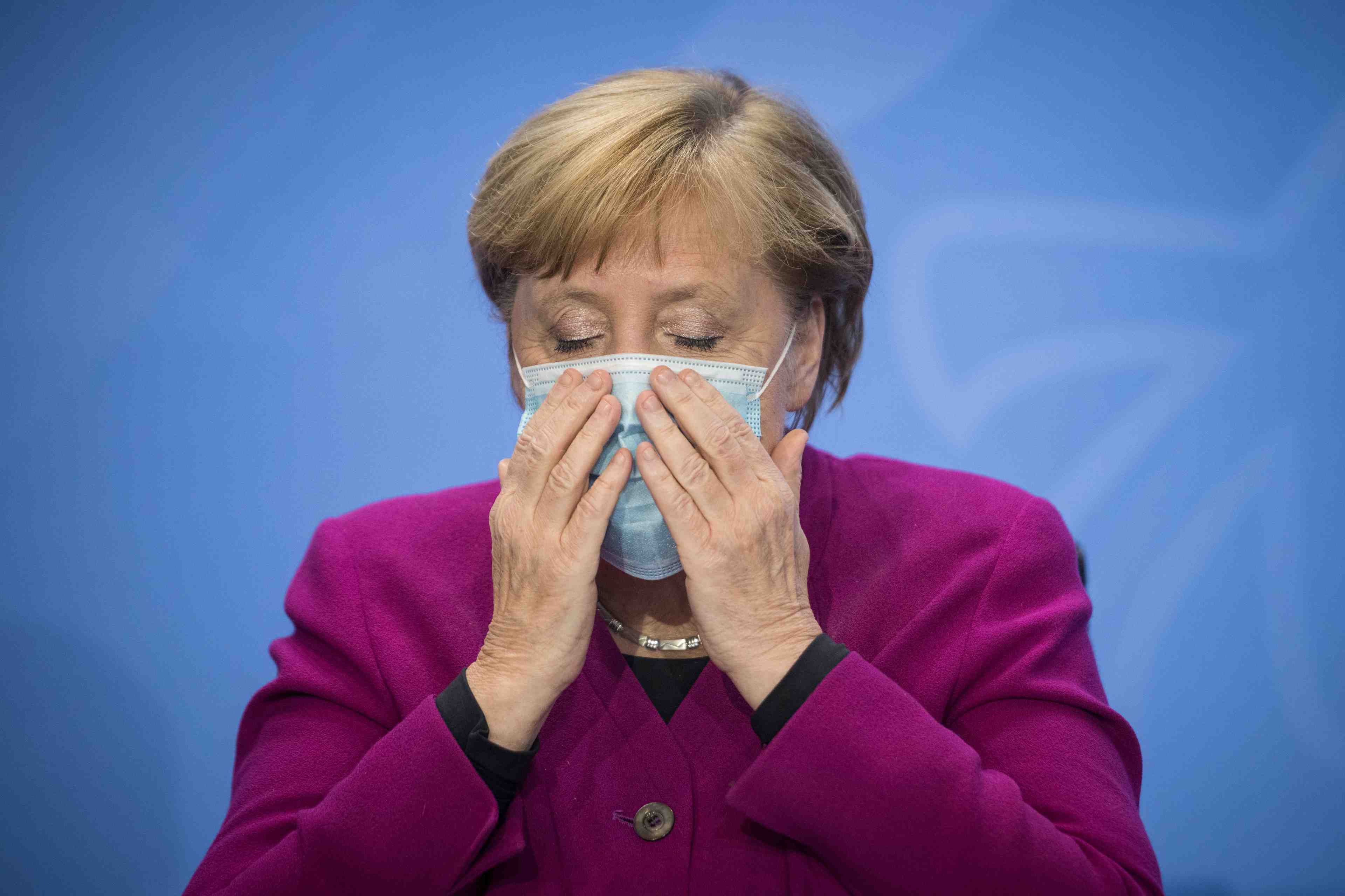 Coronavirus/allemagne: merkel adopte un ton plus ferme, s'adresse aux jeunes