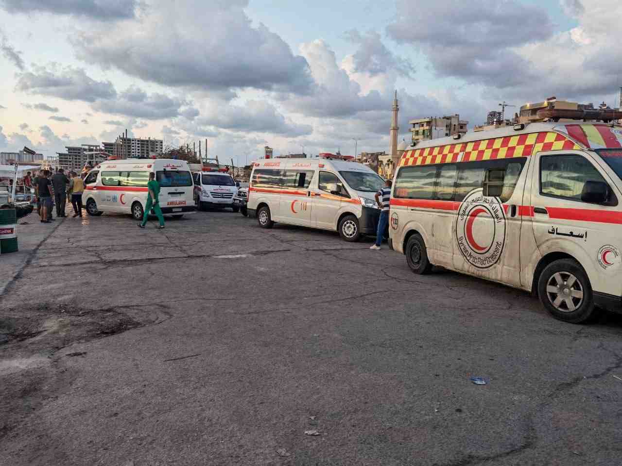 Des ambulances sont vues lors du sauvetage de migrants dans le port de tartous, en syrie