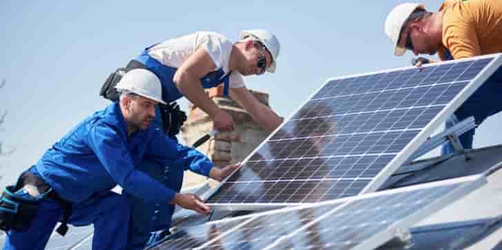 Qualit'EnR, organisme national de qualification des énergies renouvelables dans le bâtiment, regroupe 18.000 entreprises (chauffage, plomberie, électricité...) certifiées en France pour l'installation de systèmes à énergies renouvelables, dont des toitures solaires.