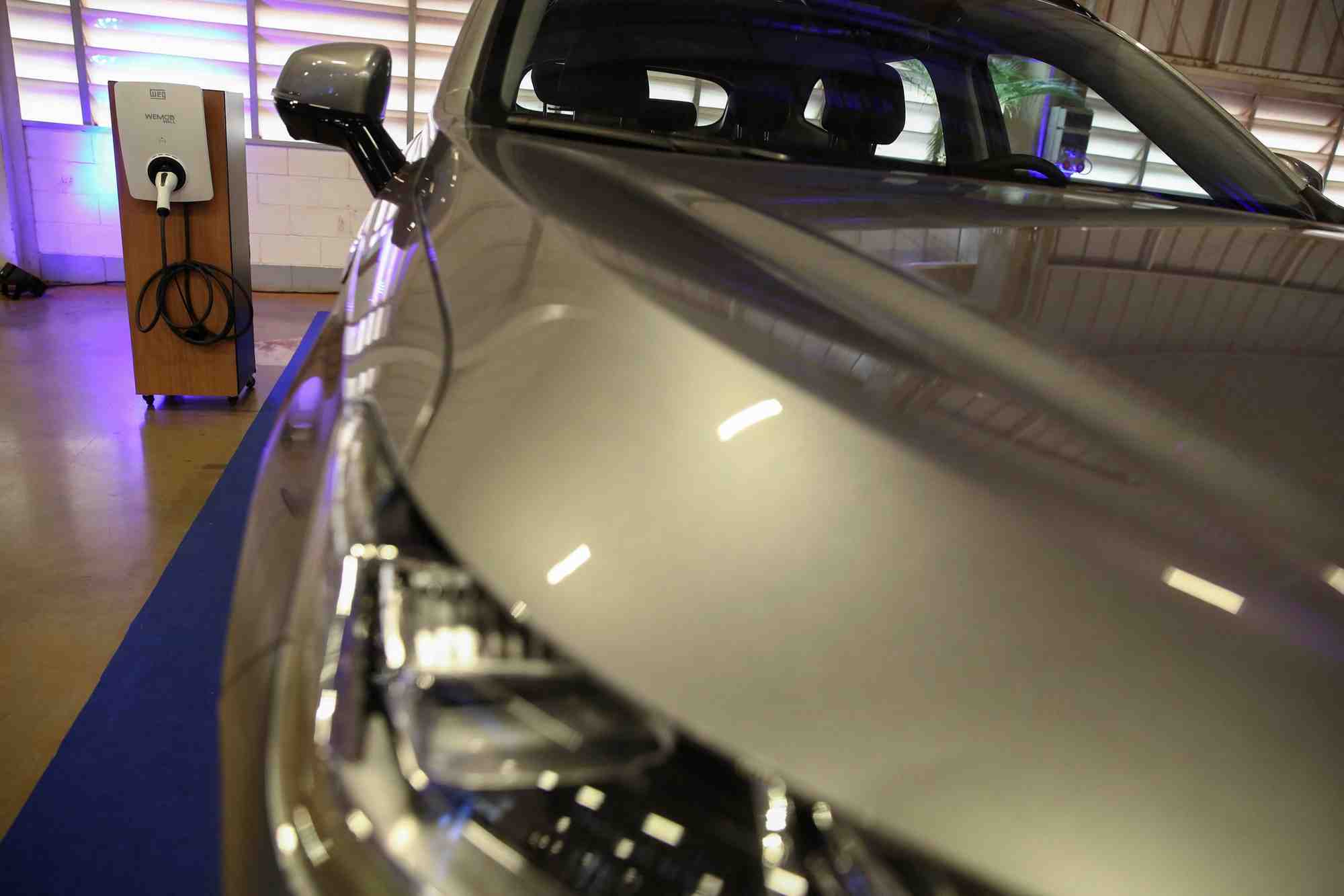 Une voiture electrique dans l'usine gwm a iracemapolis