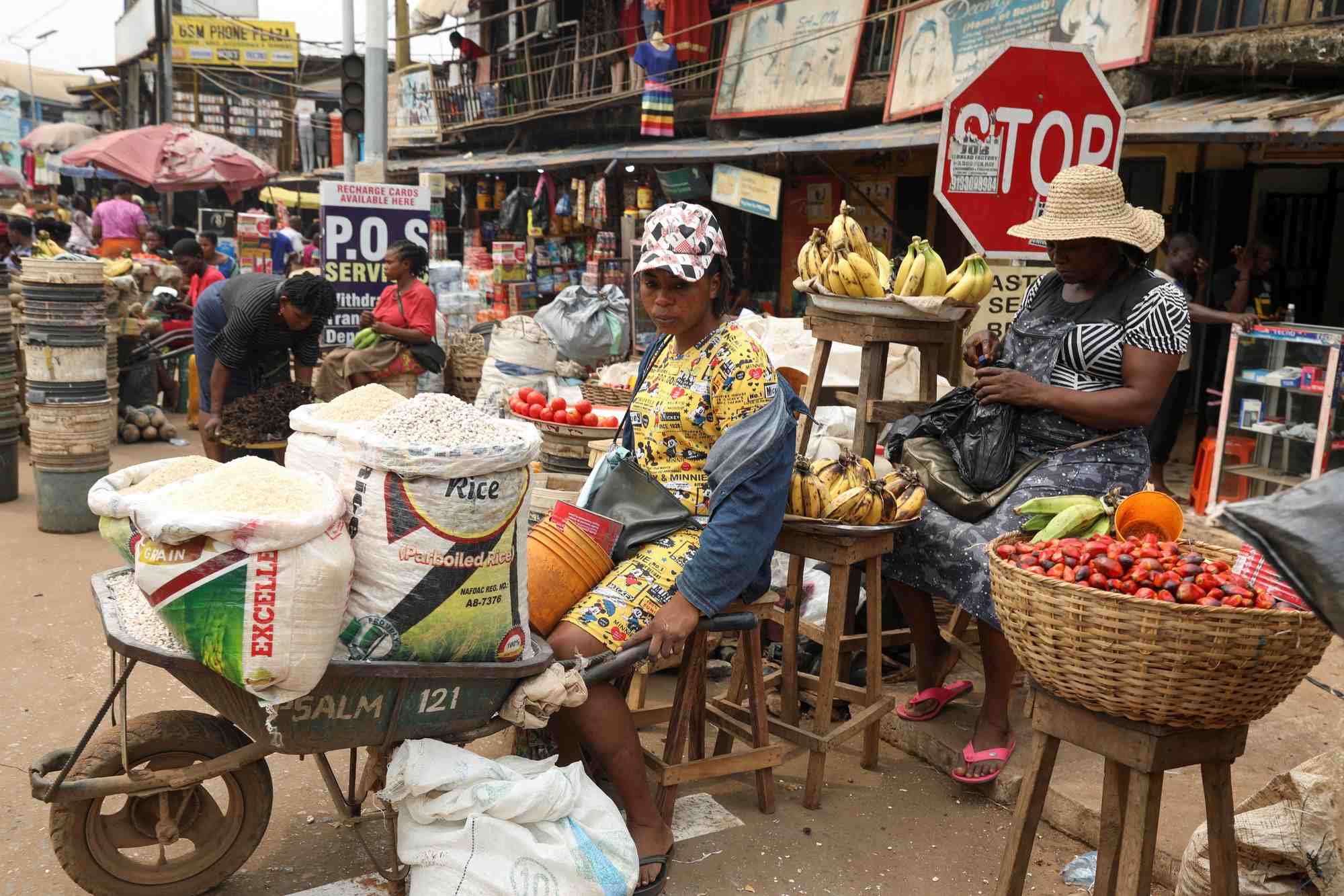 Des vendeurs de rue sur un marche ouvert a awka, au nigeria