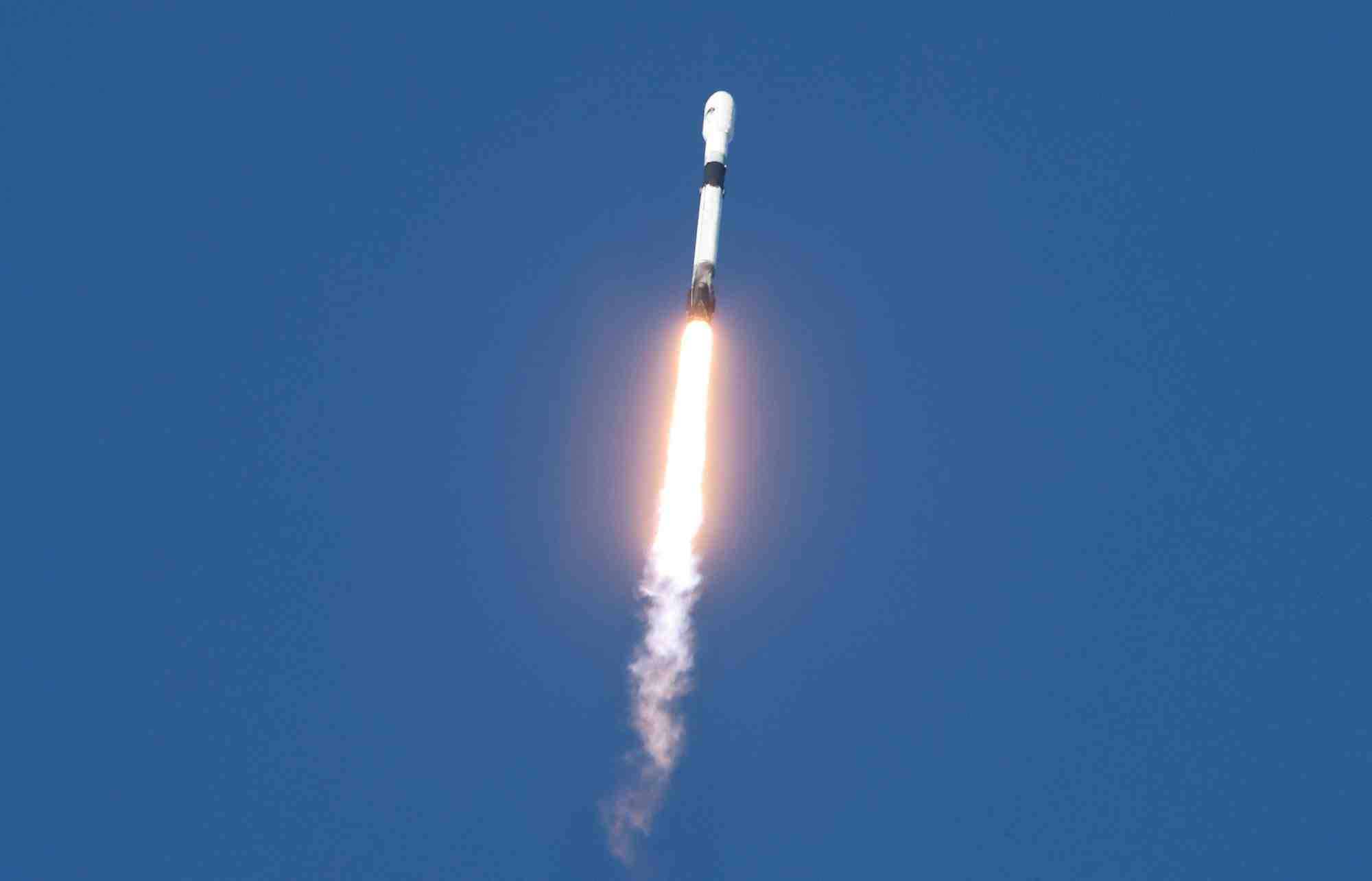 Une fusee spacex 9 decolle a cap canaveral, en floride