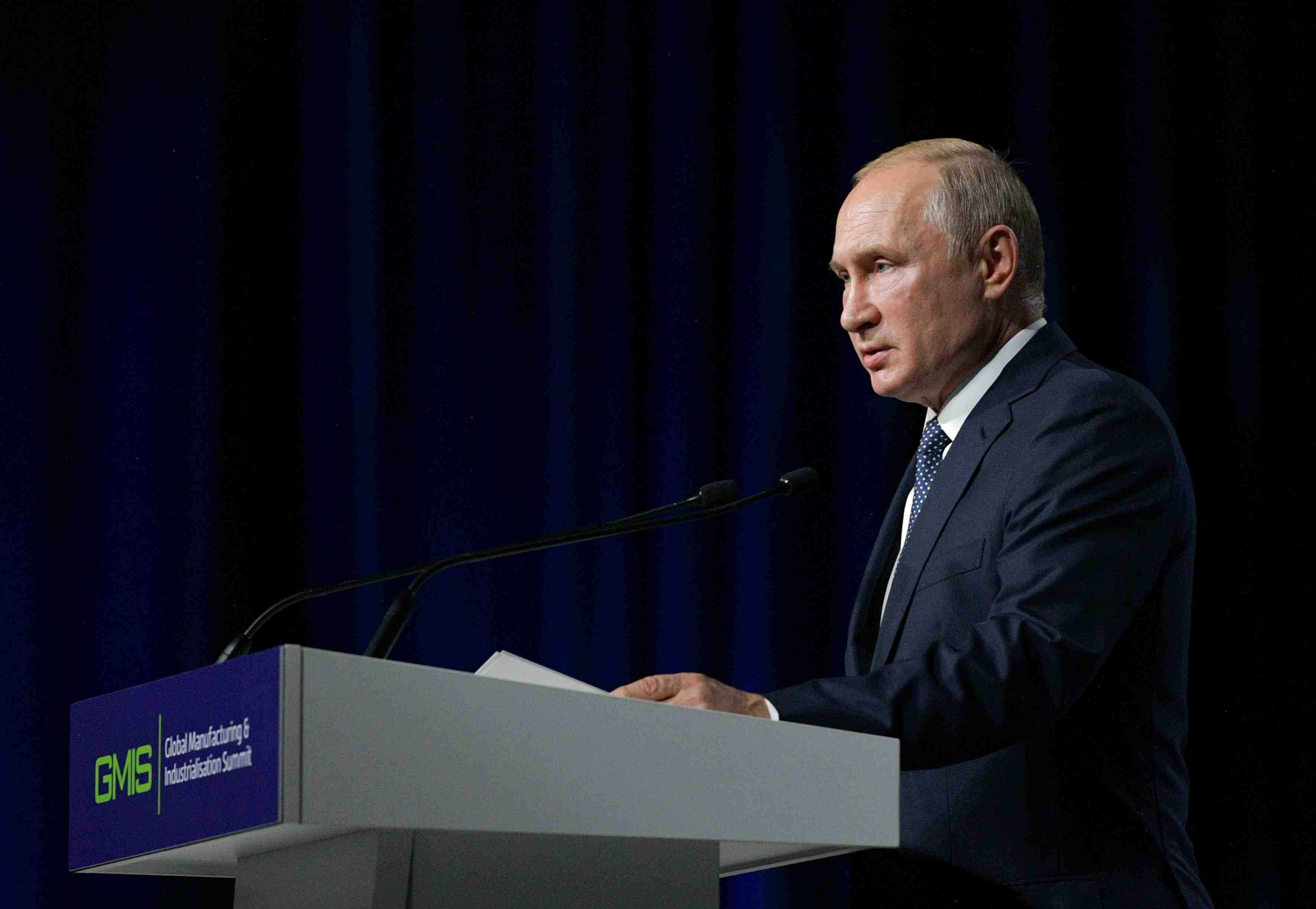 Poutine defend vers de terre et oiseaux contre l'energie eolienne