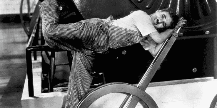Dans son film « Les temps modernes » sorti en 1936, Charlie Chaplin dénonce les excès du capitalisme dans le monde de l'entreprise qui se caractérise alors par l'essor du taylorisme, l'organisation scientifique du travail.