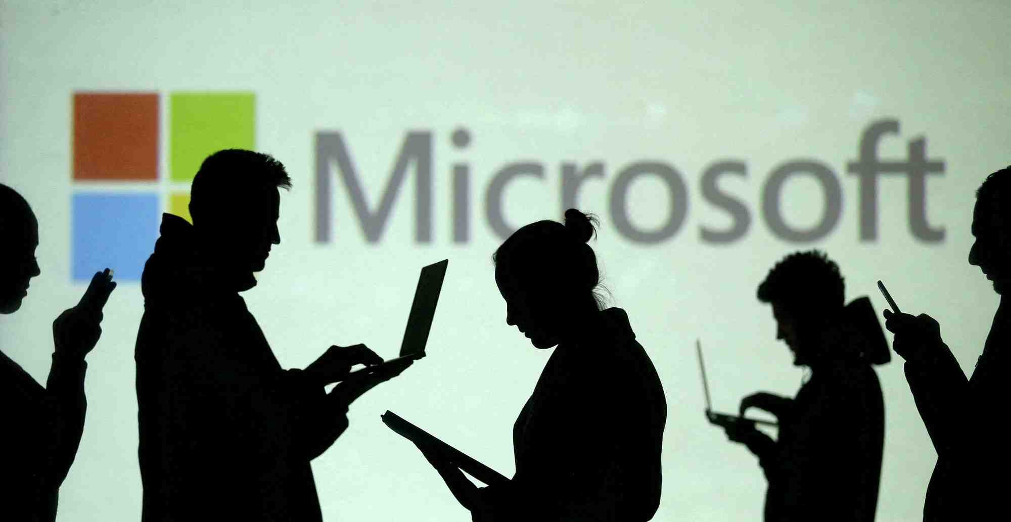 Microsoft abaisse ses previsions, la vigueur du dollar pese