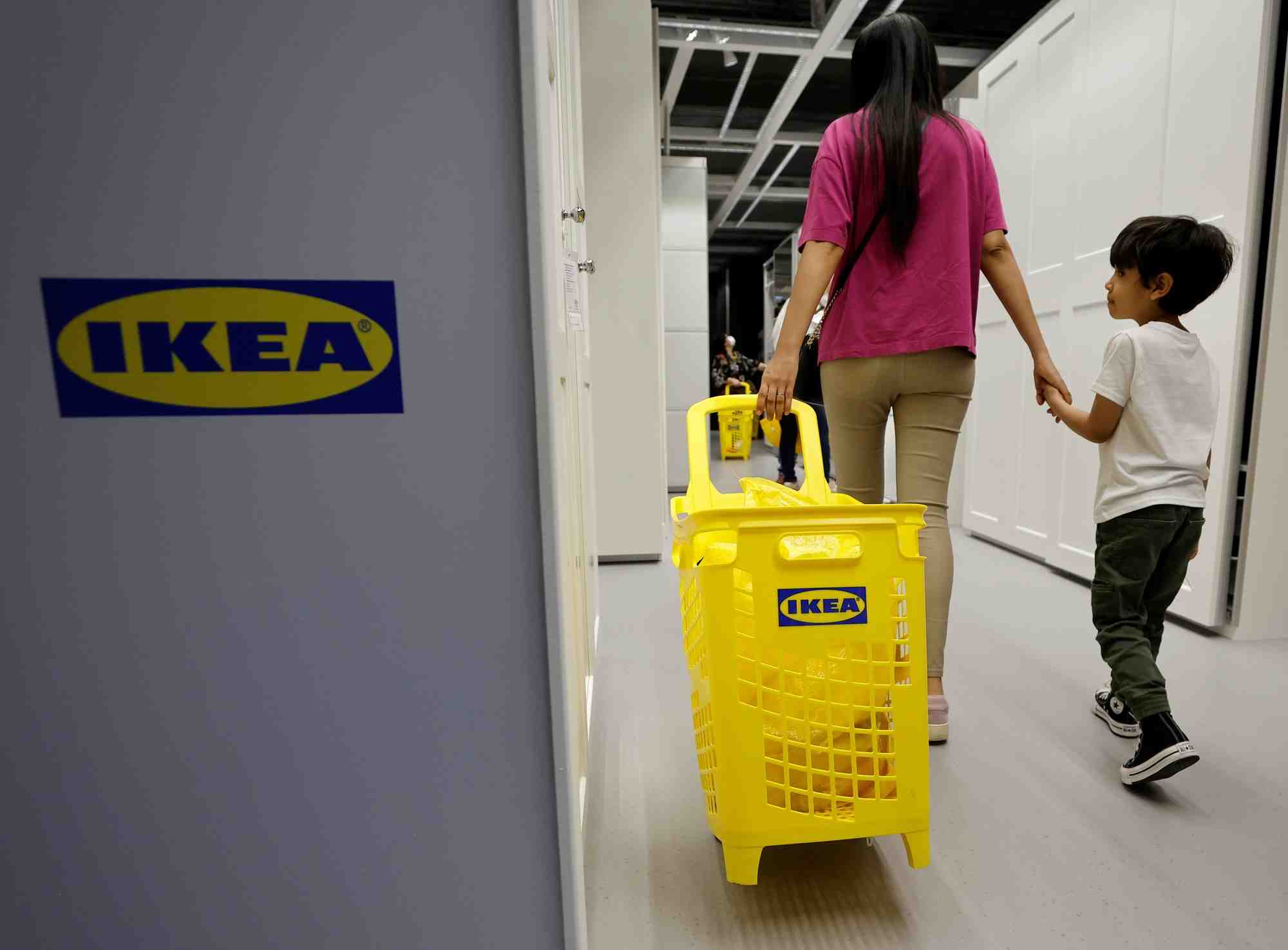 Une femme et son enfant dans un magasin ikea a nice