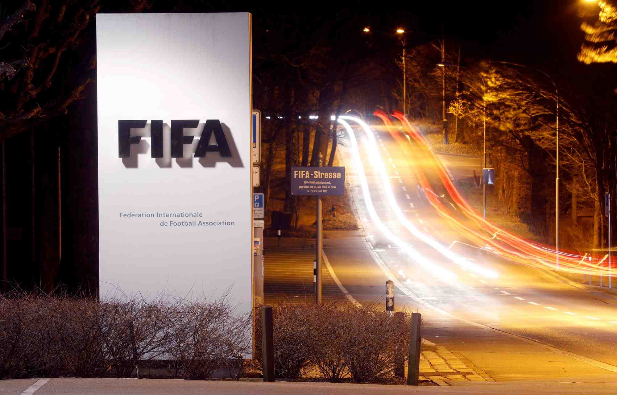 Le logo de la fifa pres de son siege a zurich
