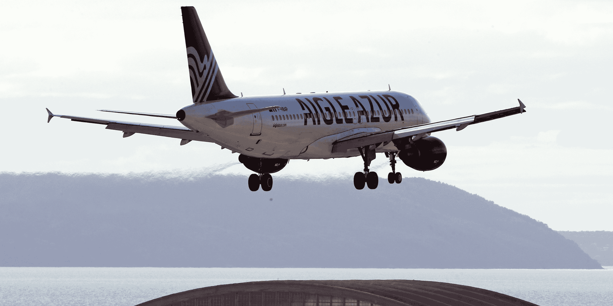 Un Airbus A320 de la compagnie aérienne française Aigle Azur s'apprête à atterrir à l'aéroport Marseille-Provence de Marignane, en France, le 29 mars 2018.