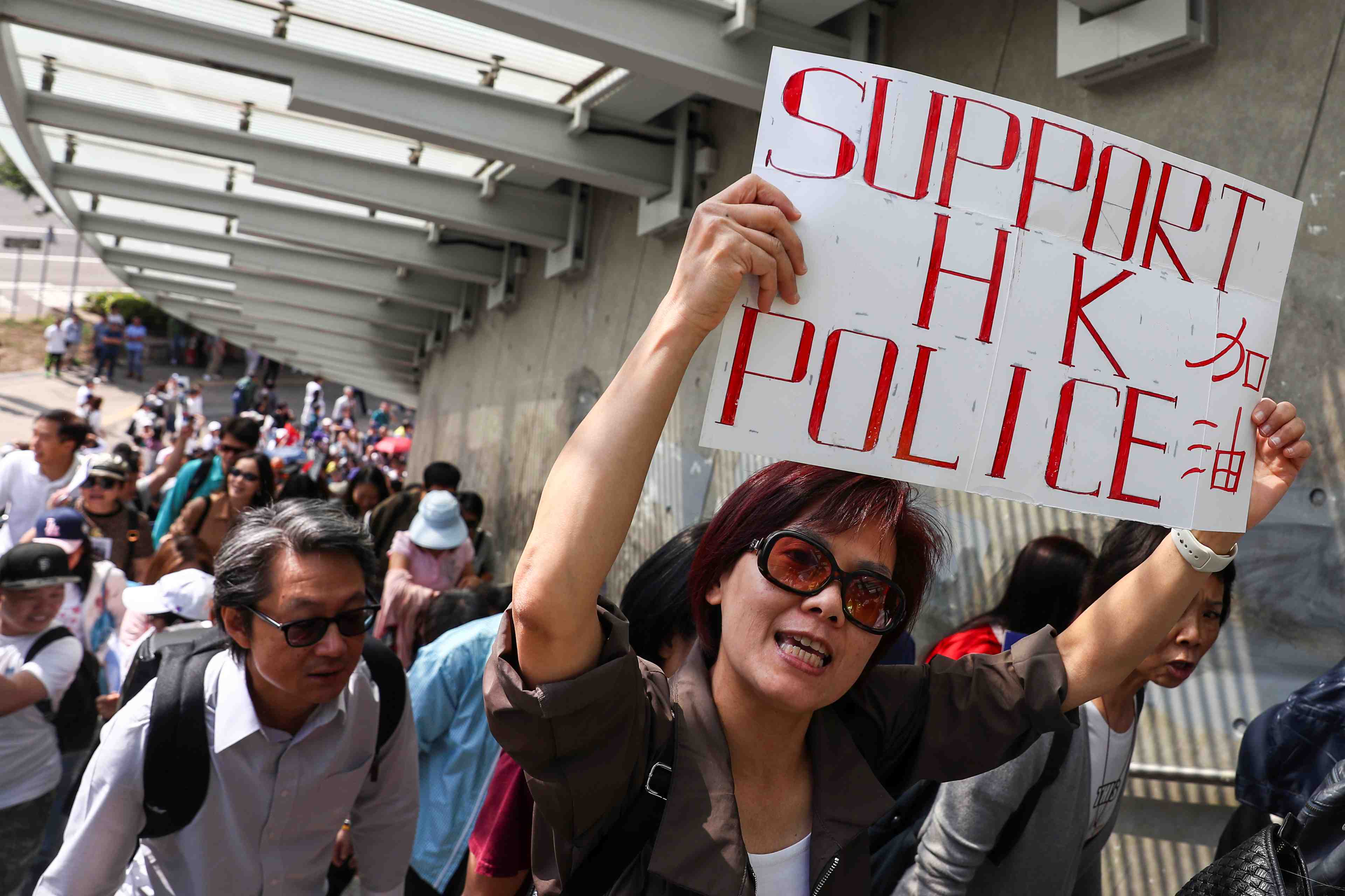Des centaines de manifestants pro-chinois se rassemblent a hong kong
