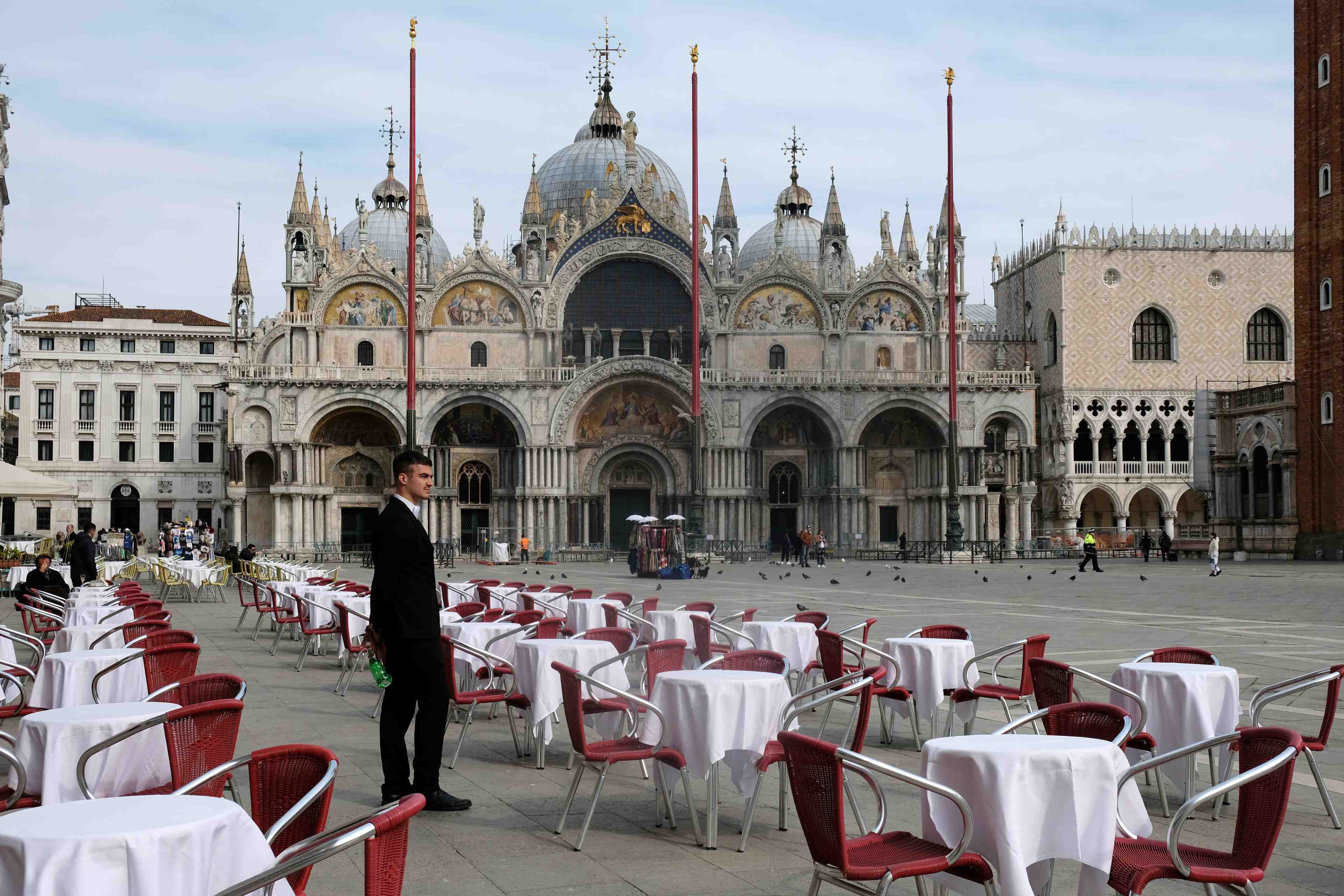 Coronavirus: avec 97 deces supplementaires en 24 heures, l'italie compte 463 morts