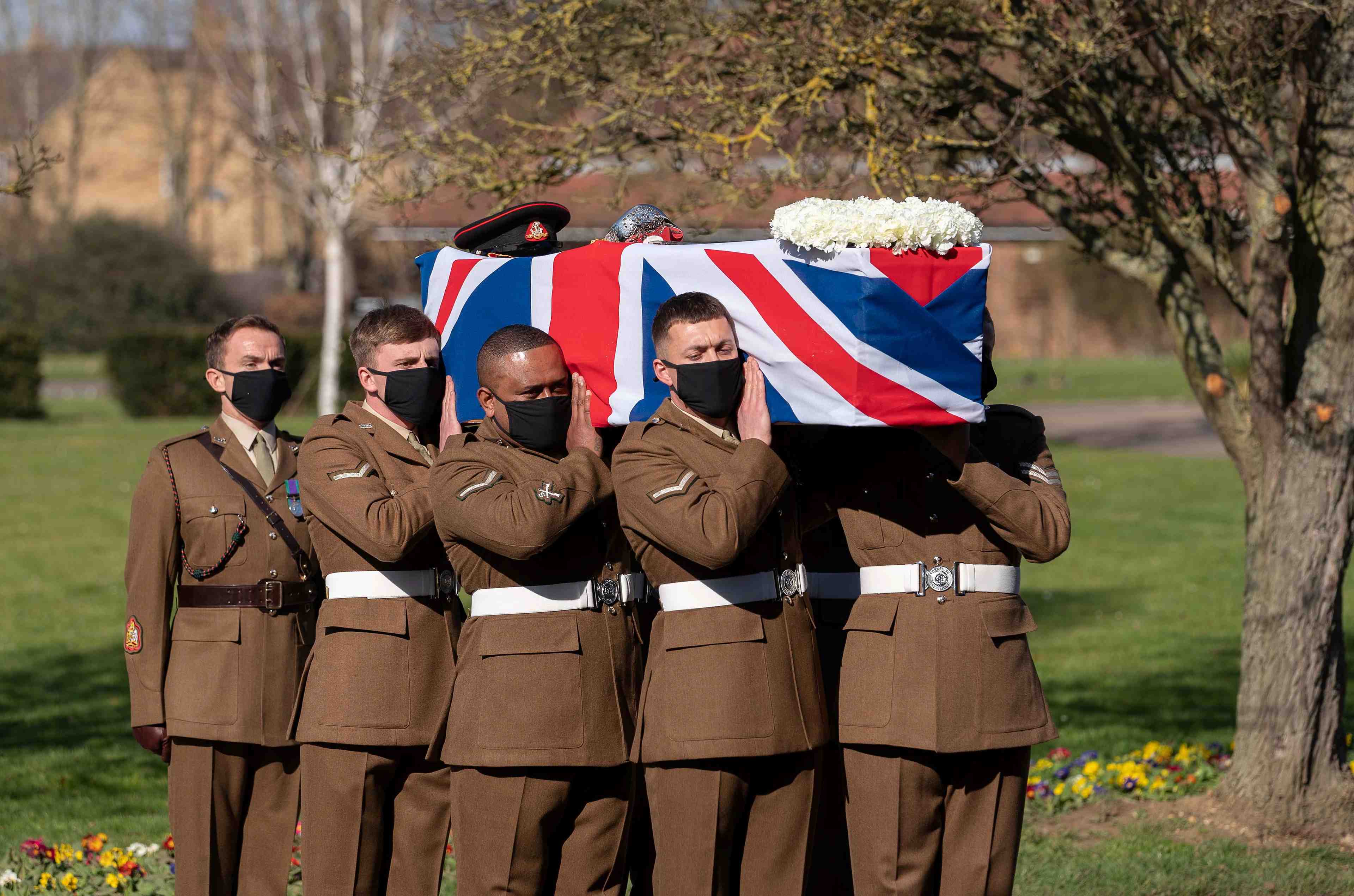 Gb: funerailles de "captain tom", le veteran qui a leve 45 millions d'euros contre le coronavirus