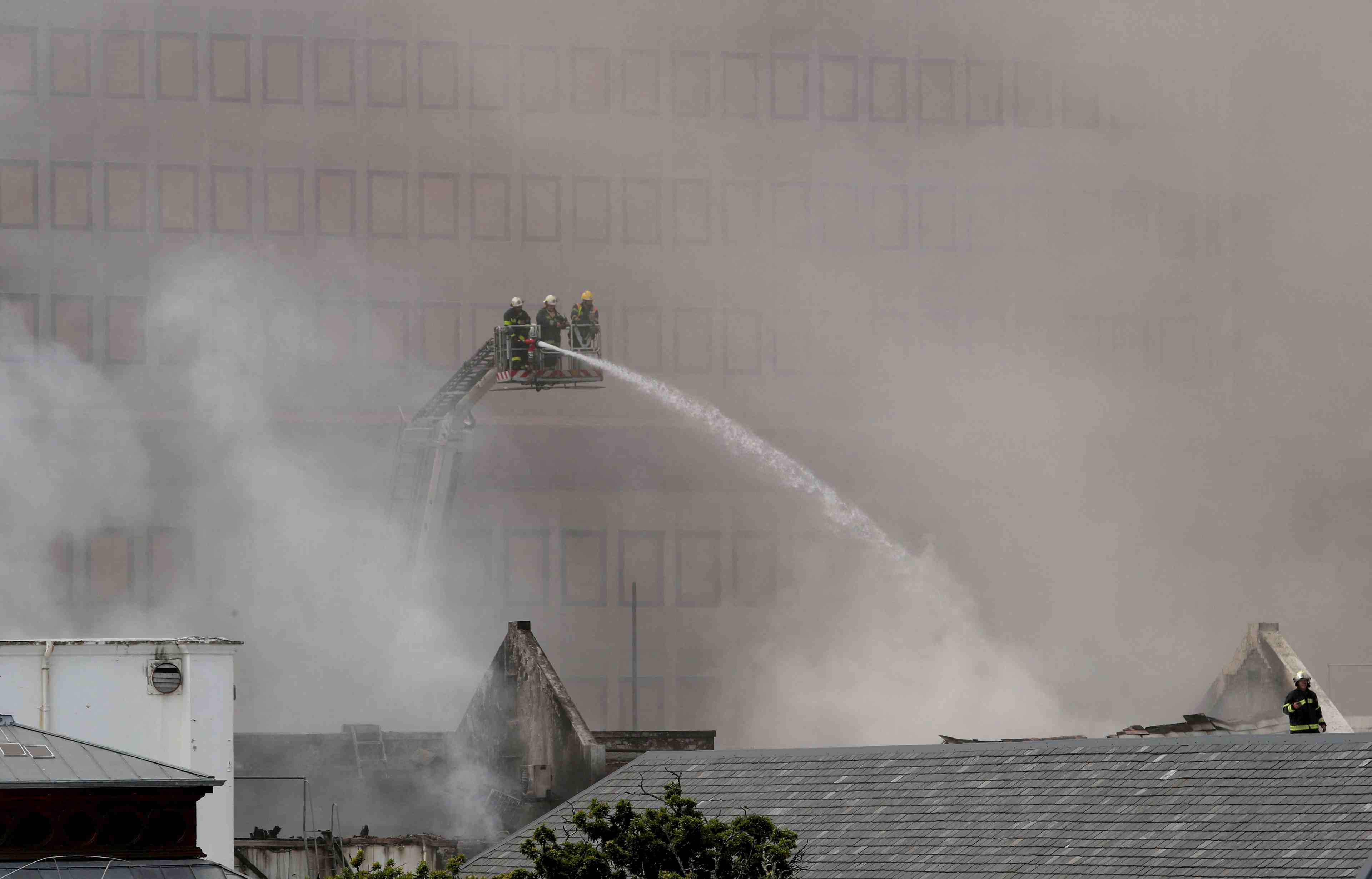 Incendie au parlement au cap, en afrique du sud