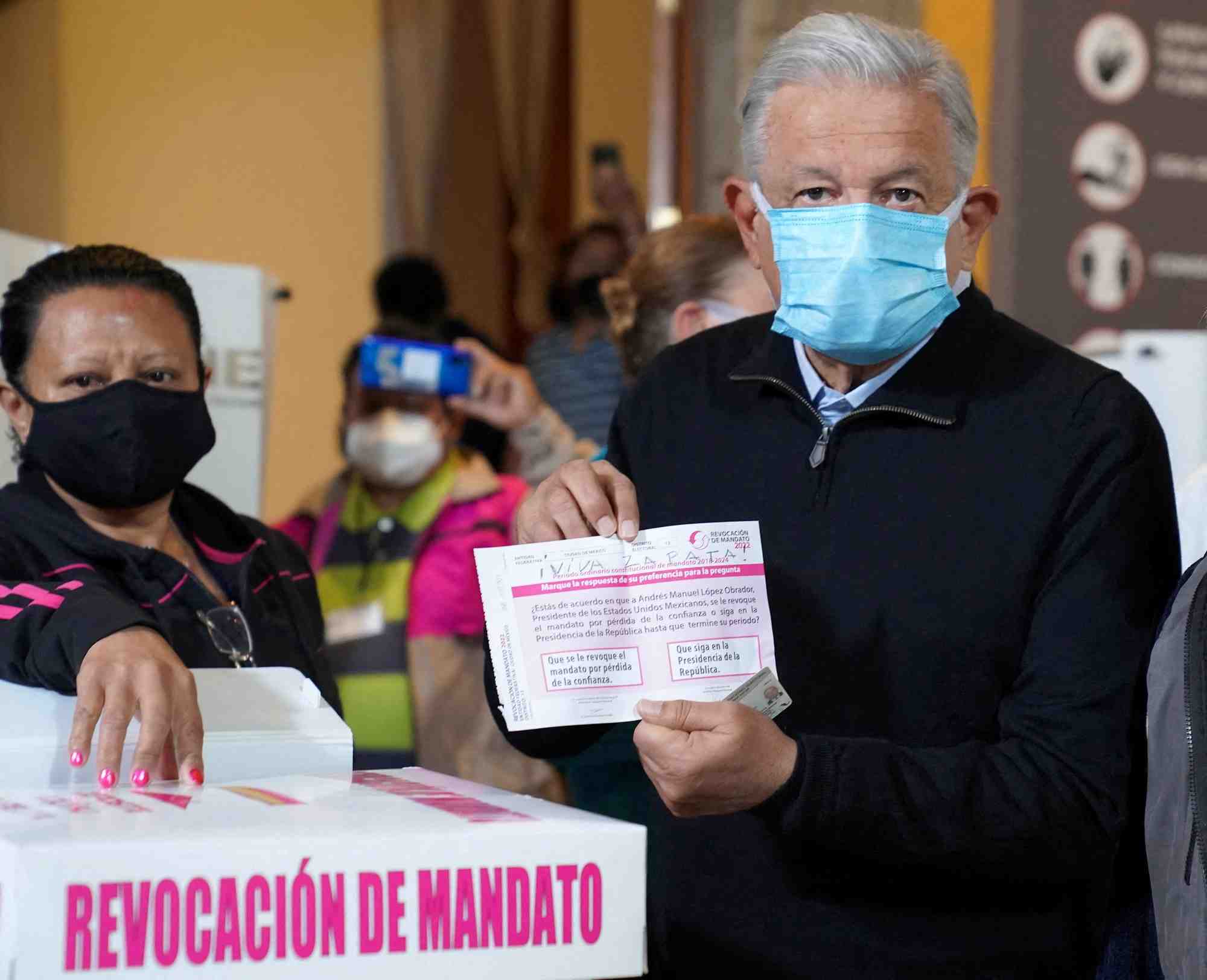 Mexique: le president maintenu au pouvoir apres un referendum