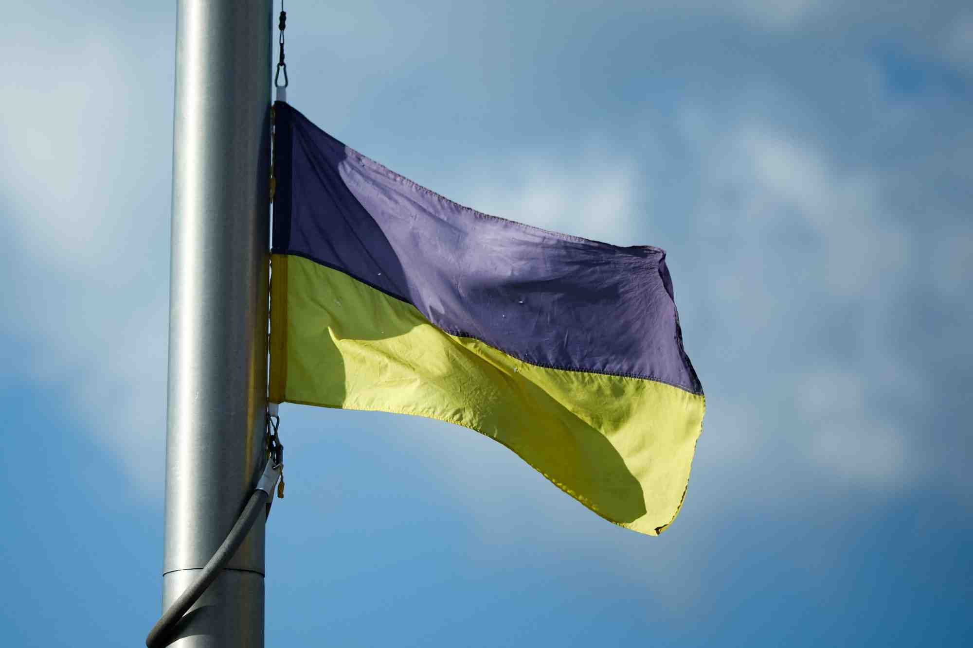 Photo d'un drapeau ukrainien de la ligne de front en ukraine est remis par les militants a vilnius