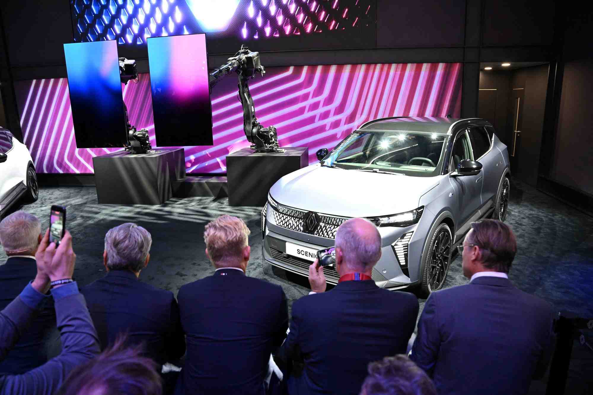 Si le Scenic se veut l'héritier de la gamme familiale, symbole de la marque au losange depuis près de 30 ans, il emprunte des traits aux SUV.
