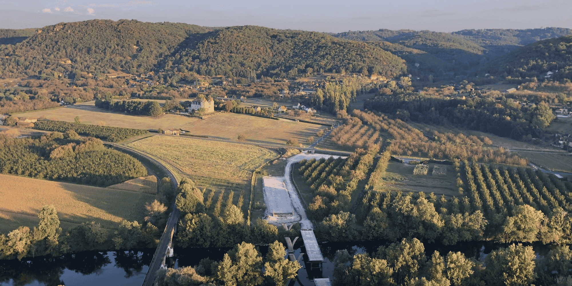 Au premier plan en blanc, la déviation illégale de Beynac en Dordogne.