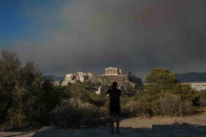Un incendie de foret fait rage a varnava, pres d'athenes.