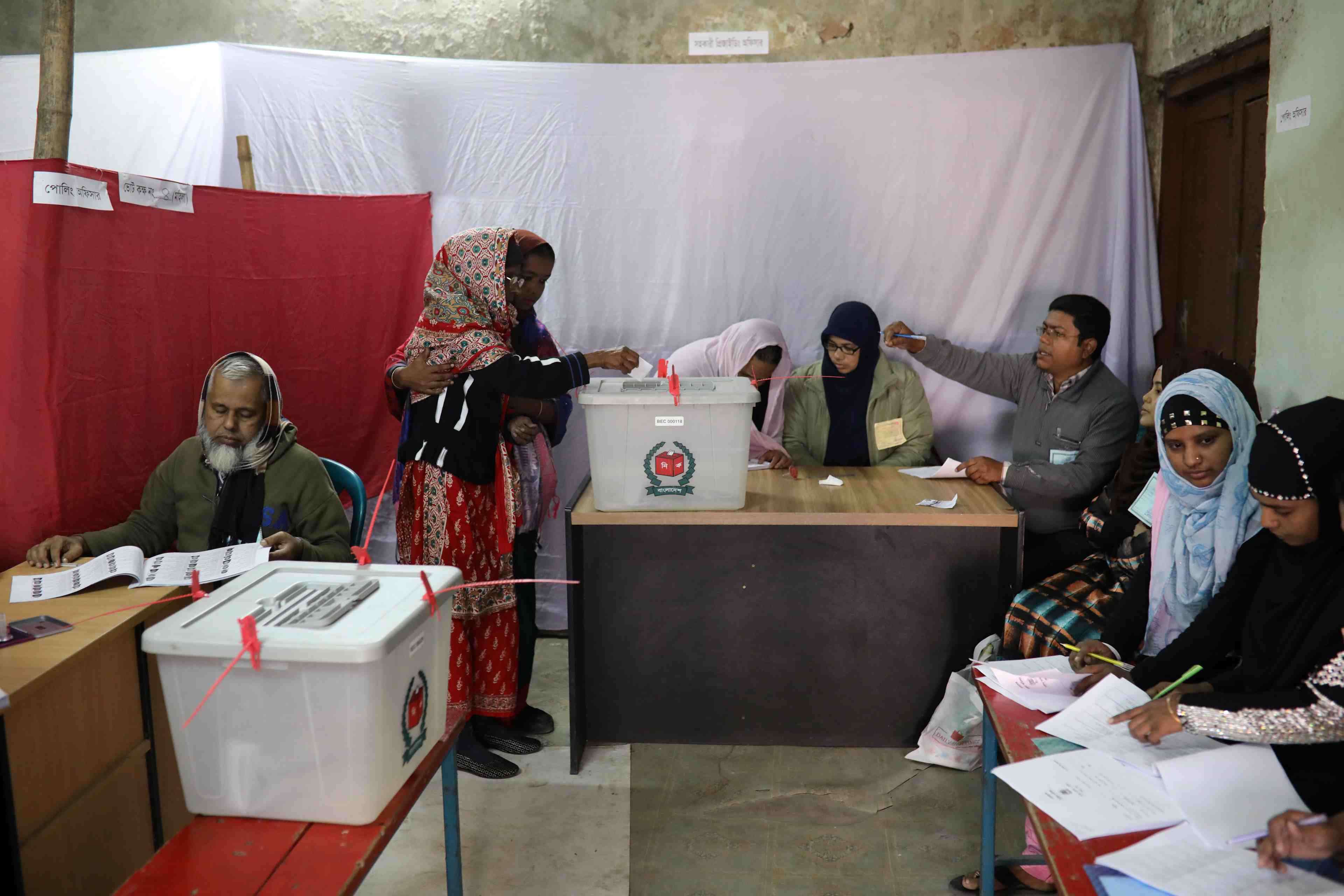 Quatre morts dans des violences electorales au bangladesh