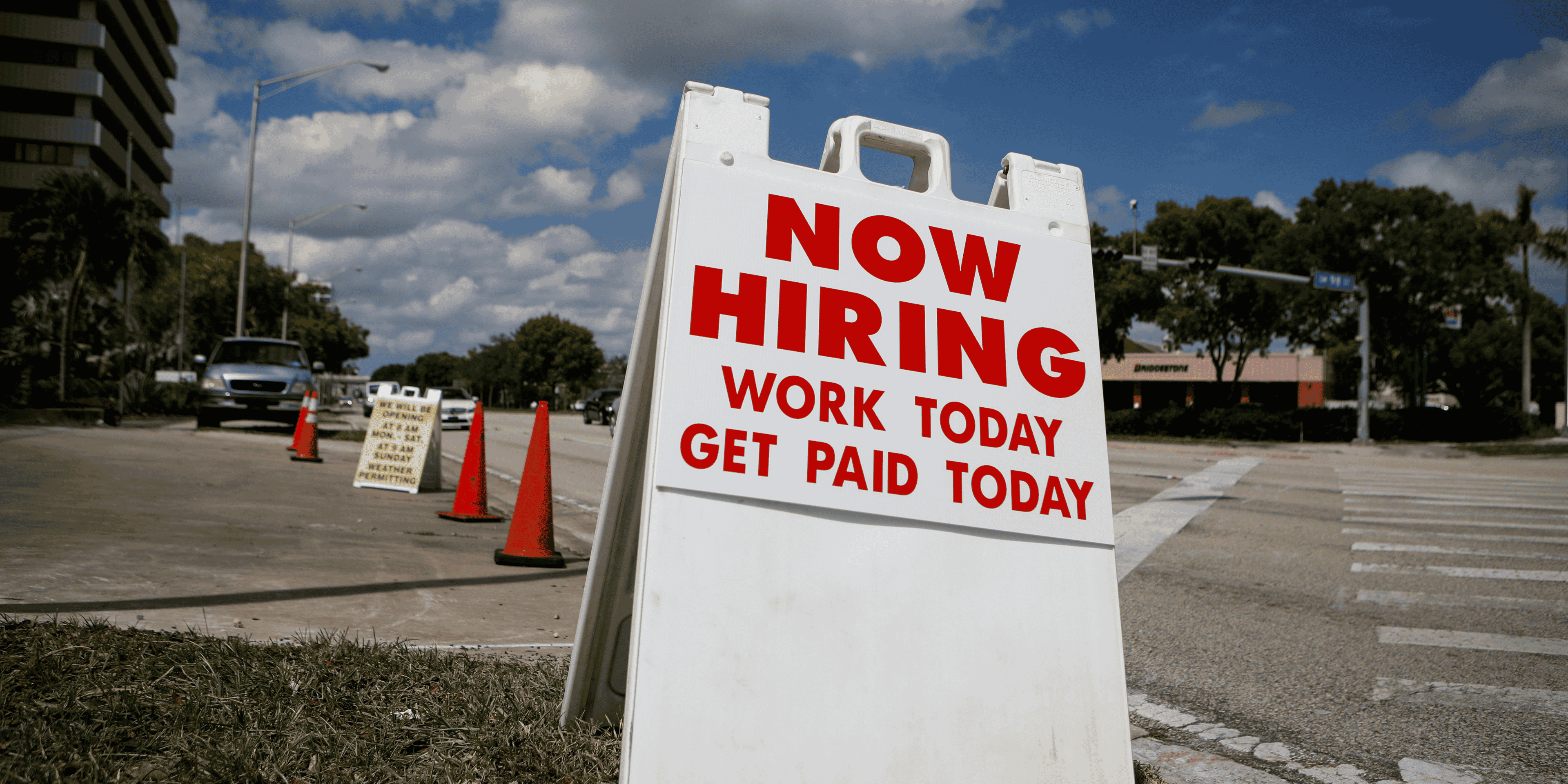 Illustration chômage / emploi / recrutement États-Unis : un panneau indique "Nous embauchons", à Miami, en Floride