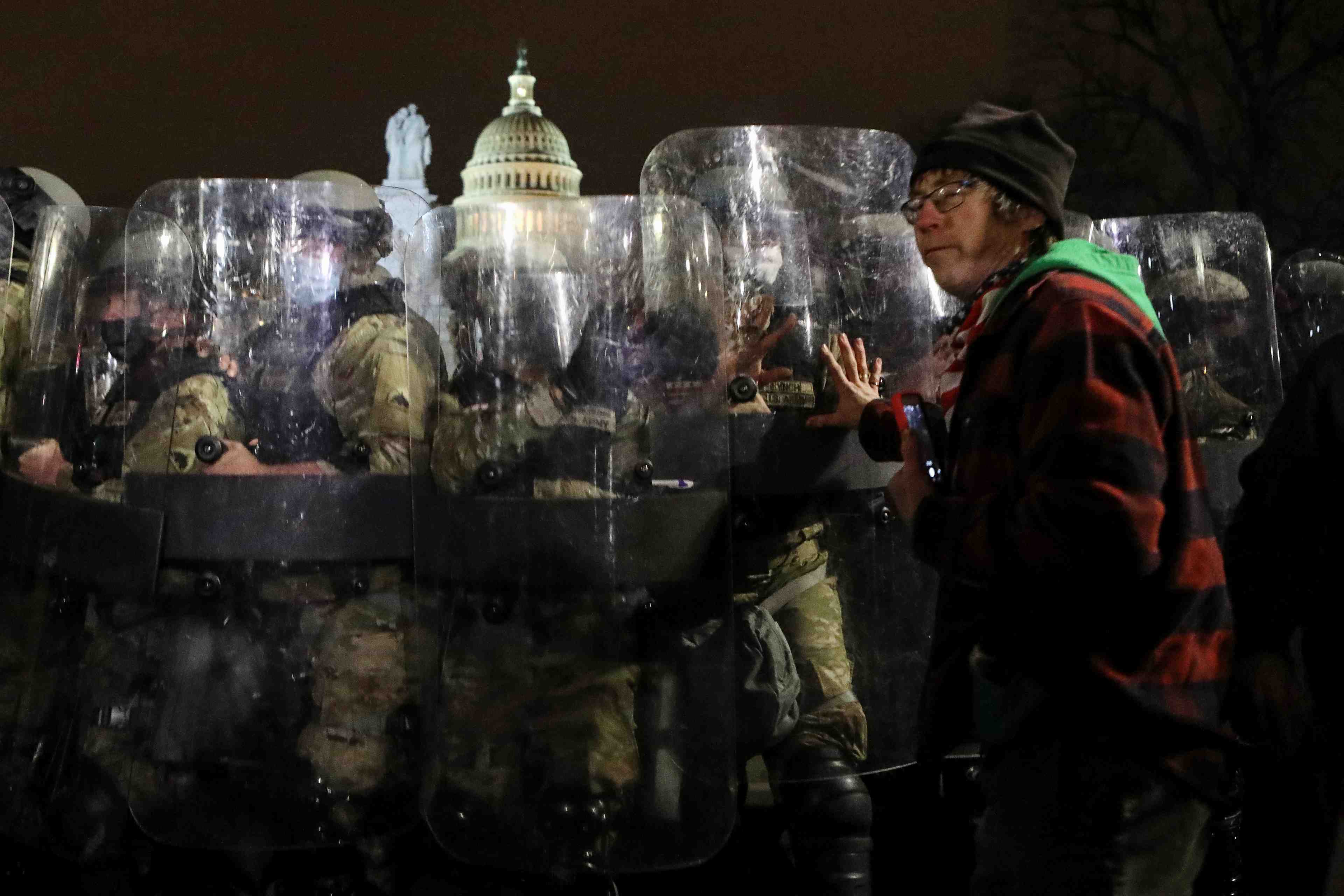 Usa: washington en couvre-feu apres une "insurrection", un mort