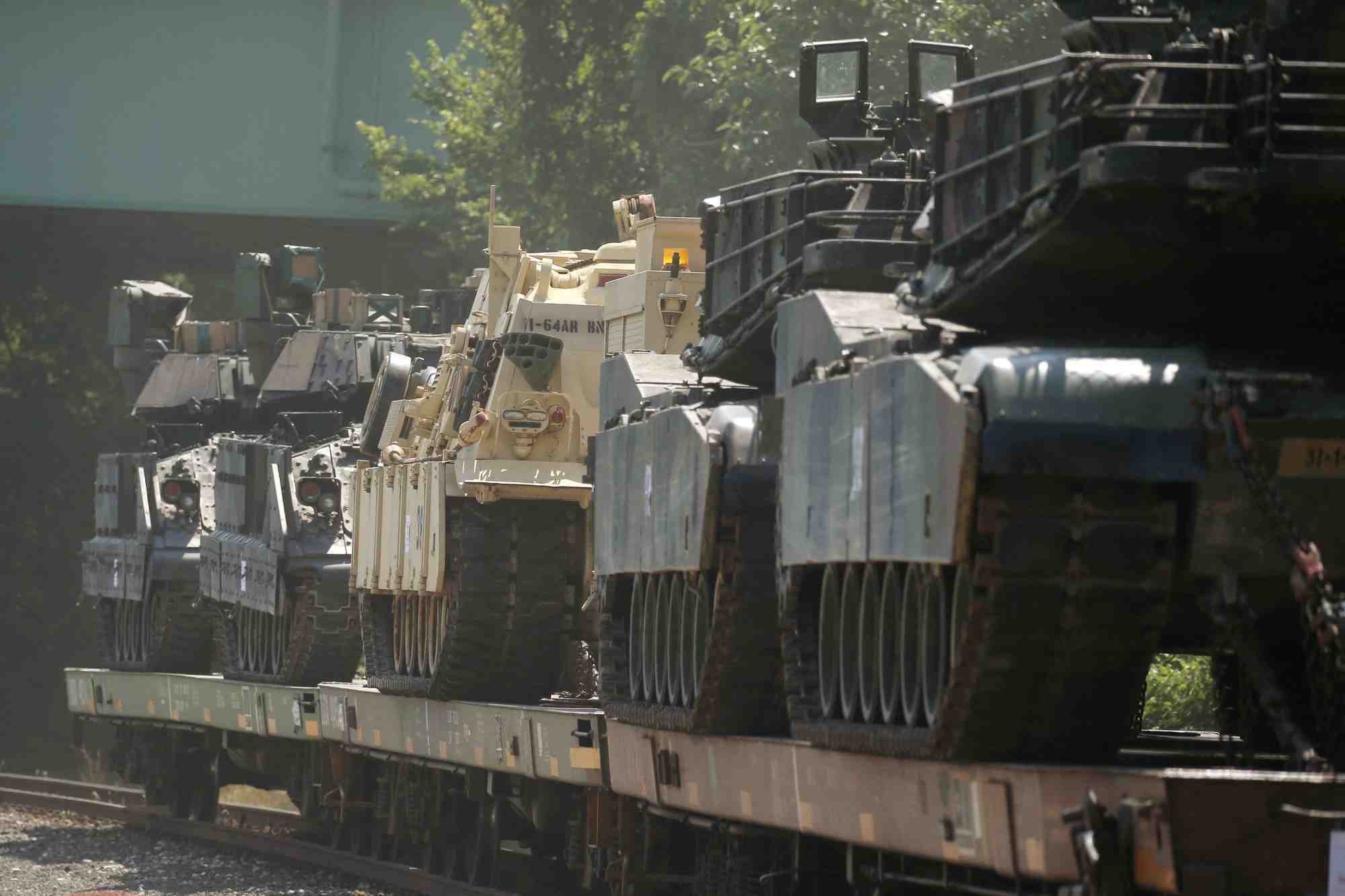 Photo d'archives: des chars m1 abrams et des vehicules blindes se trouvent dans un depot ferroviaire au sud-est de washington