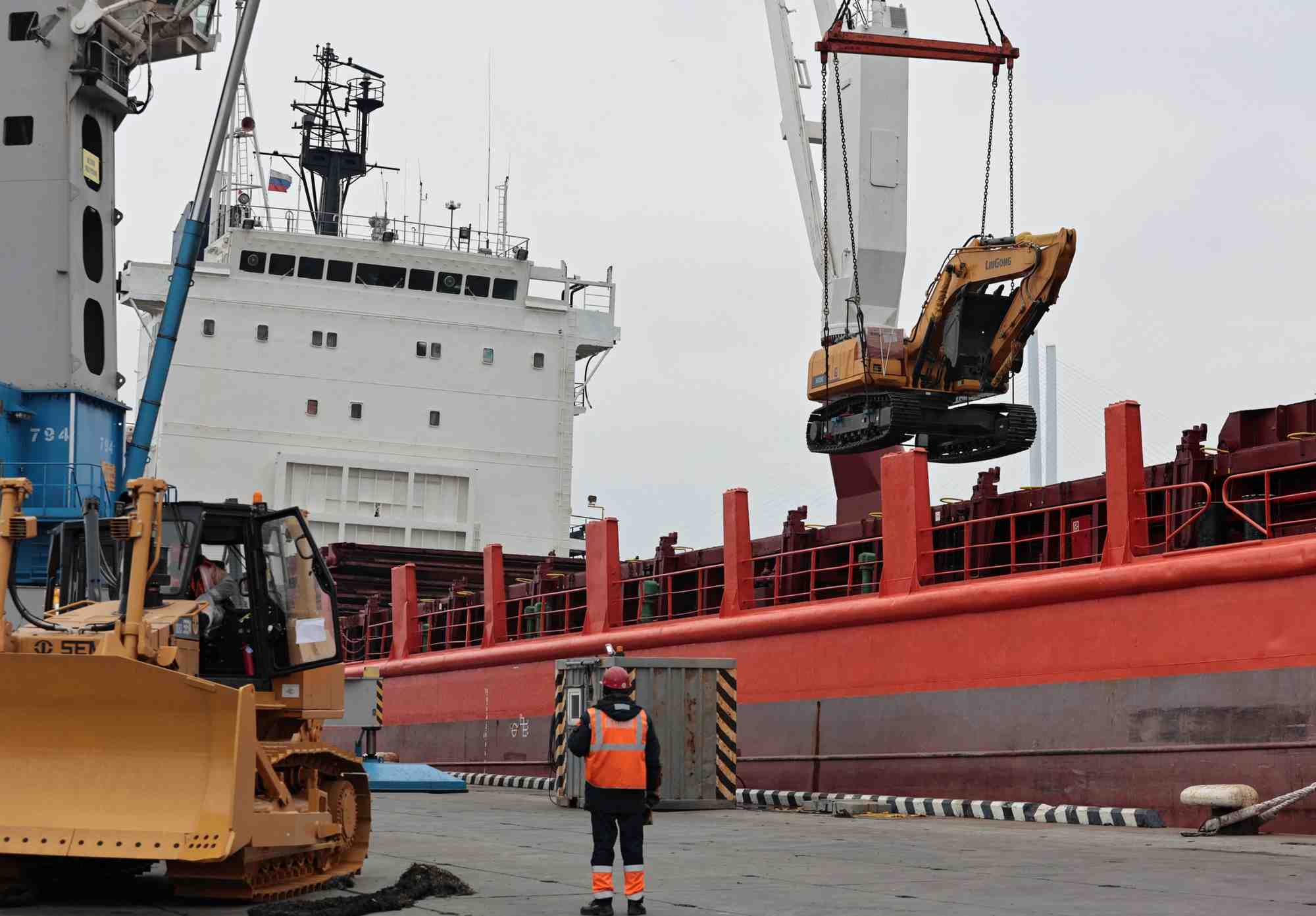 Une cargaison d'equipement en provenance de chine dans le port commercial de vladivostok, en russie