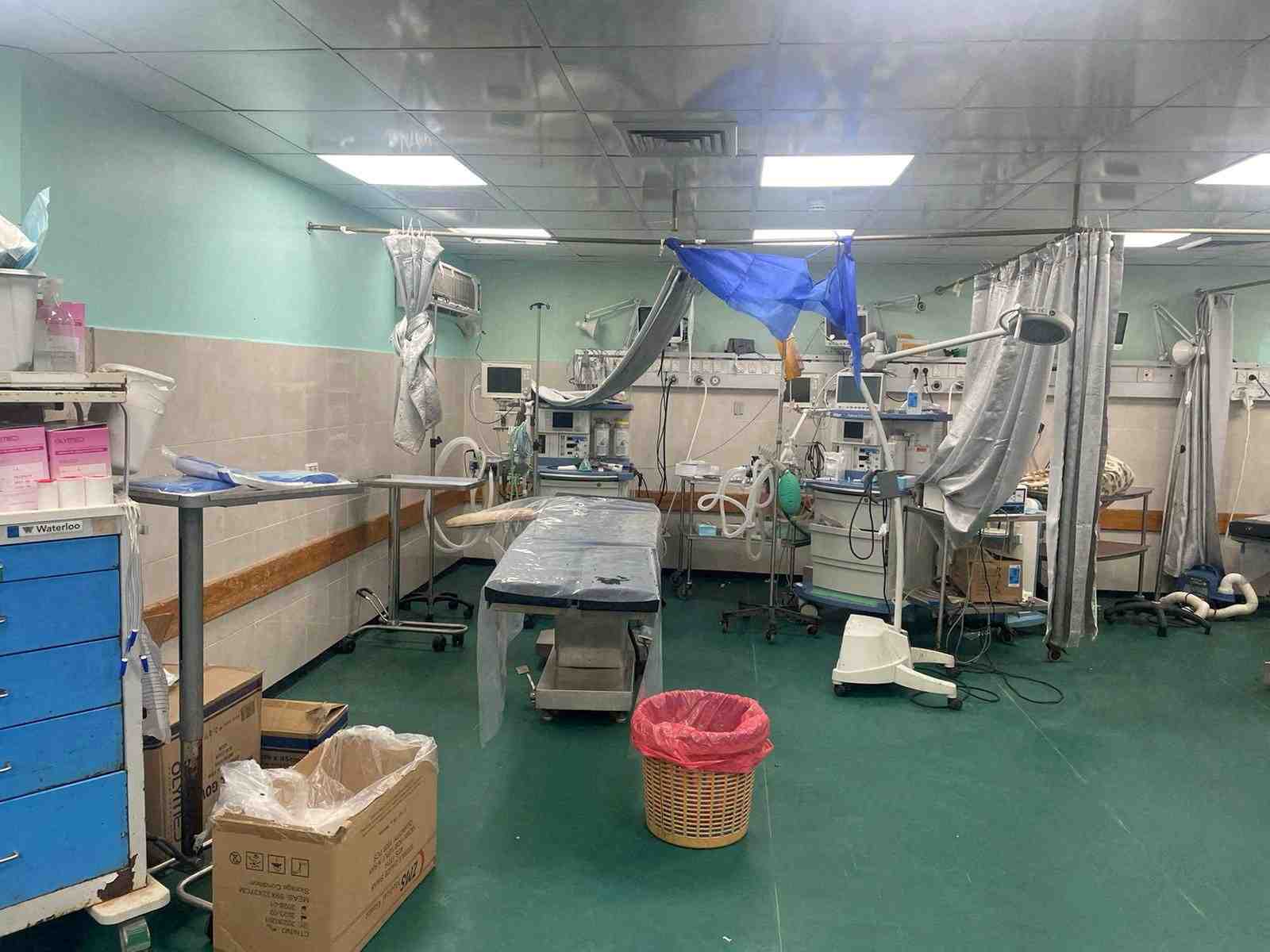 Une salle d'operation improvisee a l'interieur de l'hopital al chifa dans la ville de gaza