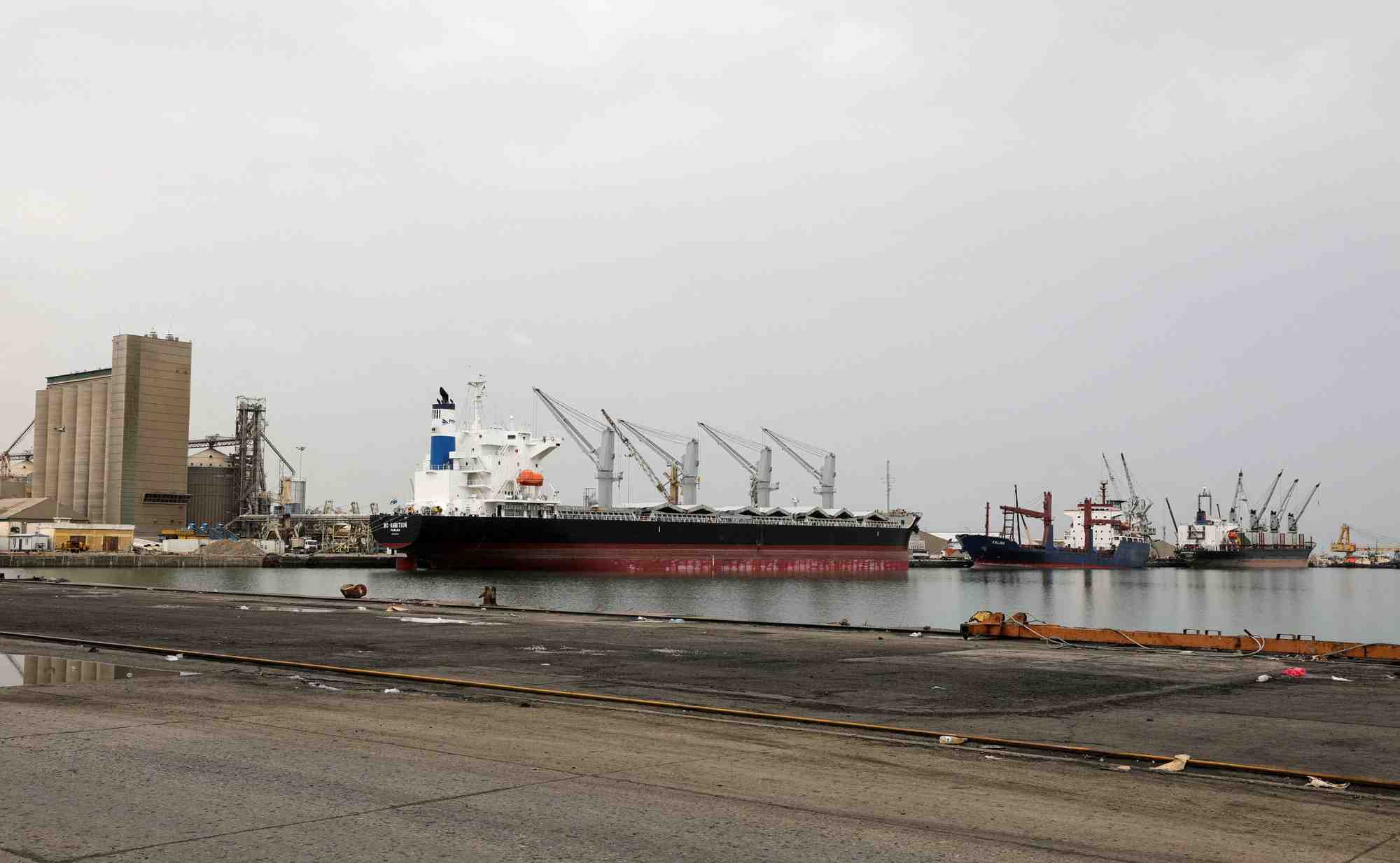 Navires a quai dans le port de hodeidah, sur la mer rouge
