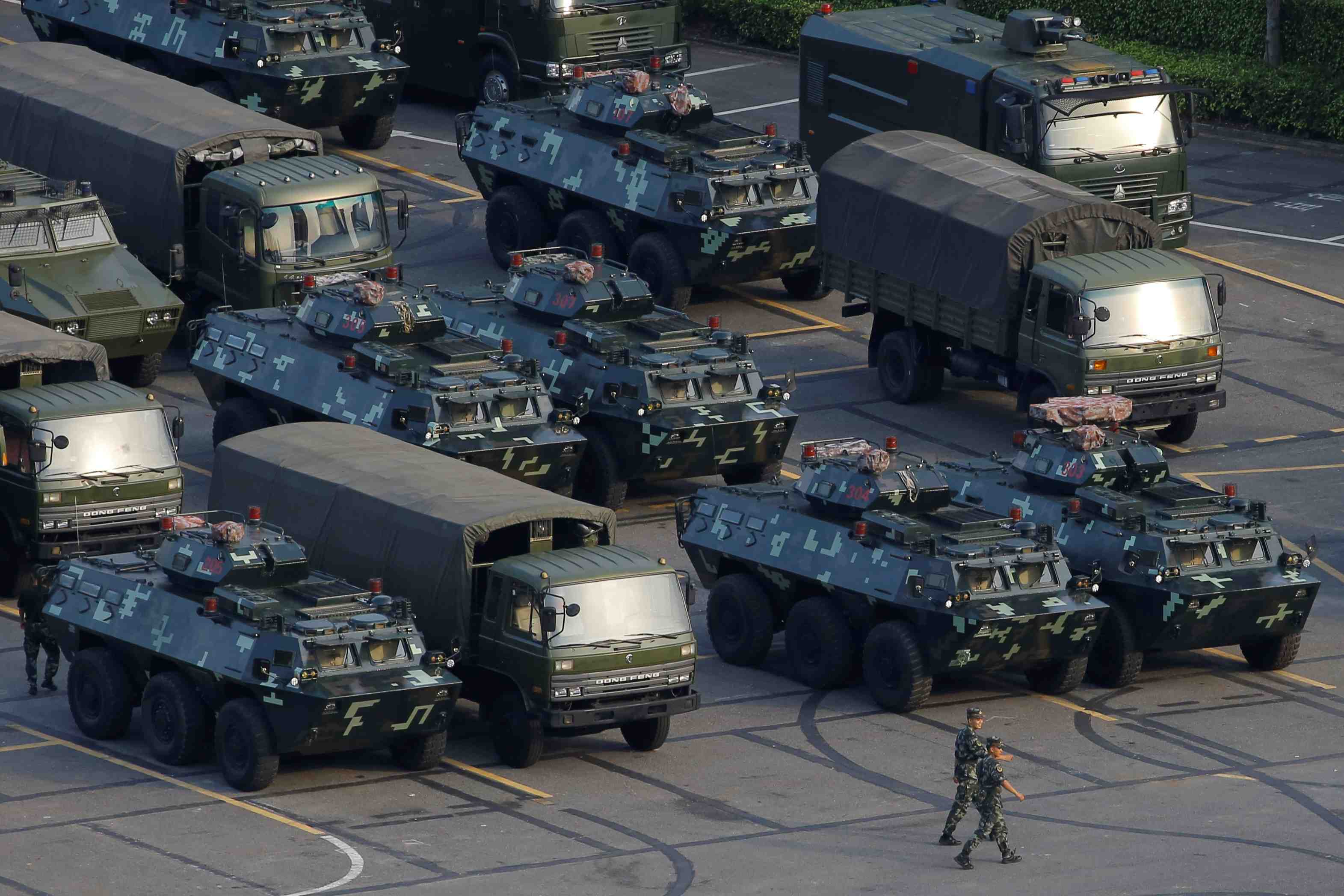 Demonstration de force de la police chinoise a la frontiere avec hong kong