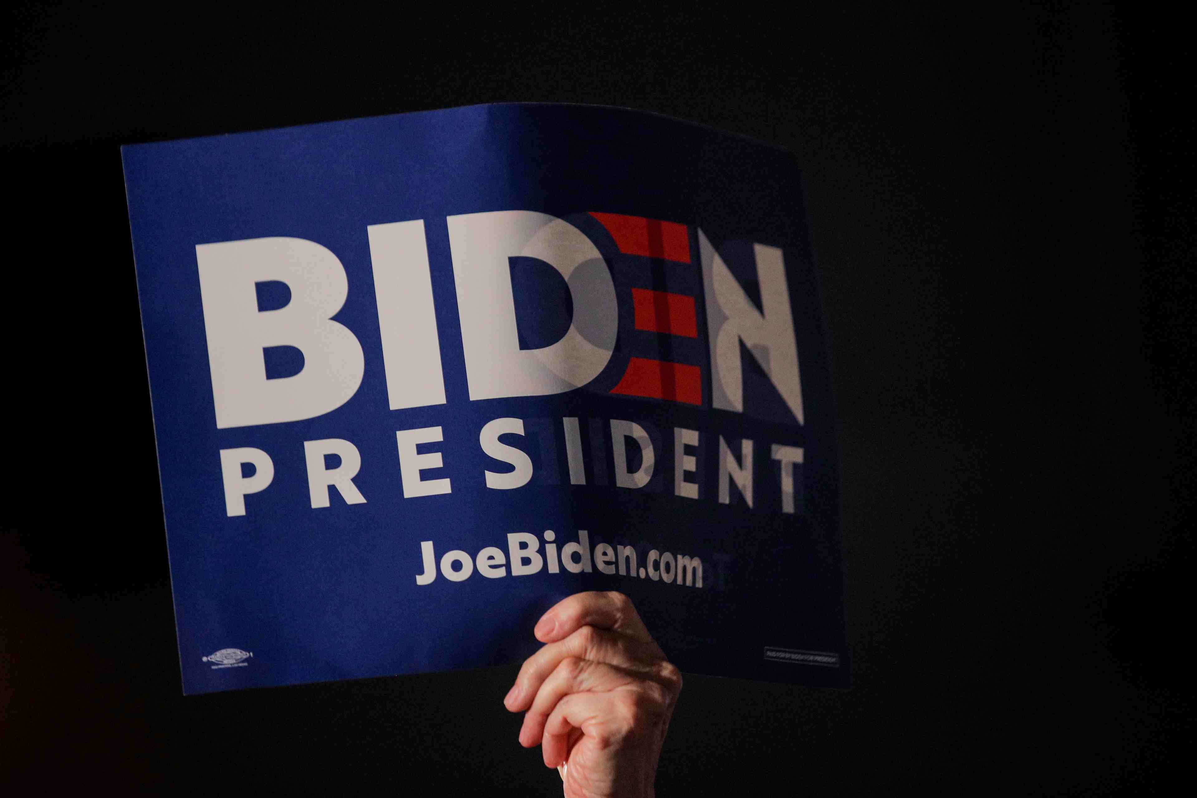 Joe biden engrange les ralliements dans son duel face a bernie sanders
