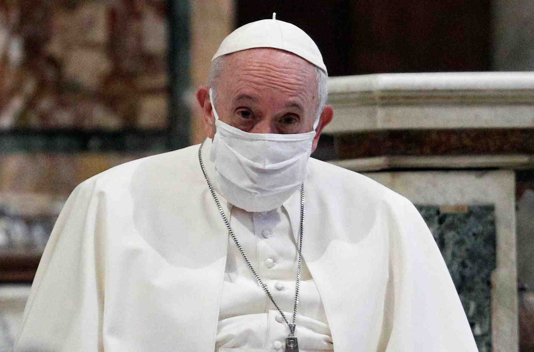 Le pape francois porte un masque pour la premiere fois lors d'une apparition publique