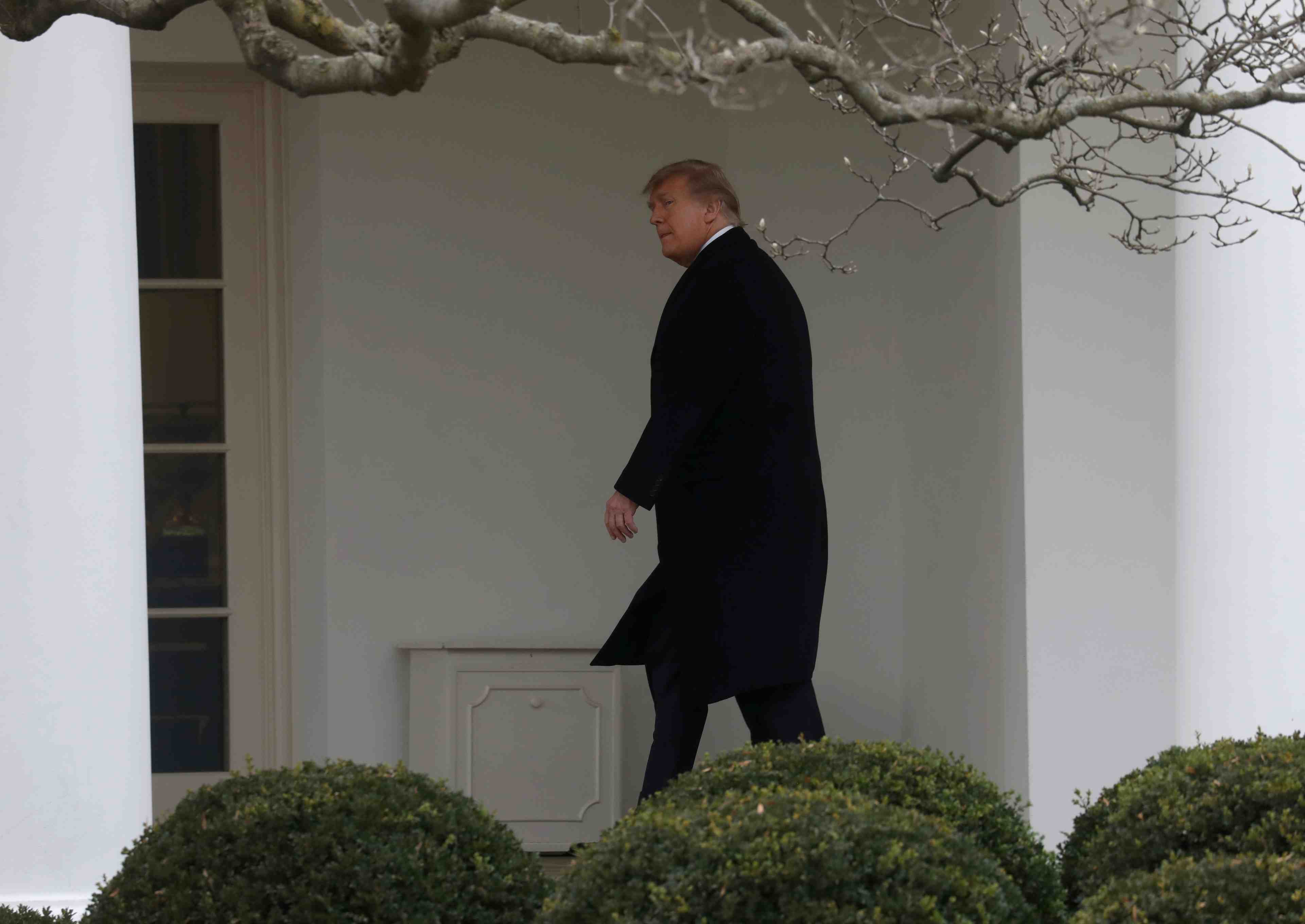 Twitter et facebook gelent les publications de donald trump