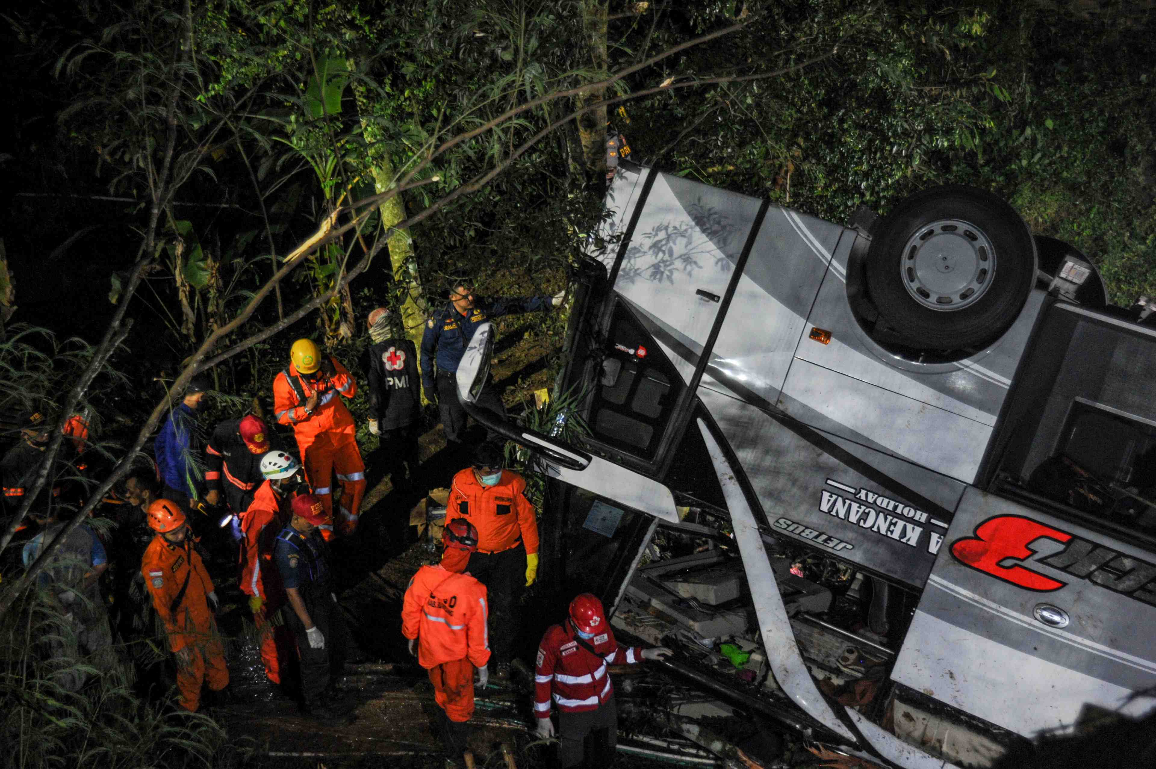Indonesie: un accident de bus fait 27 morts