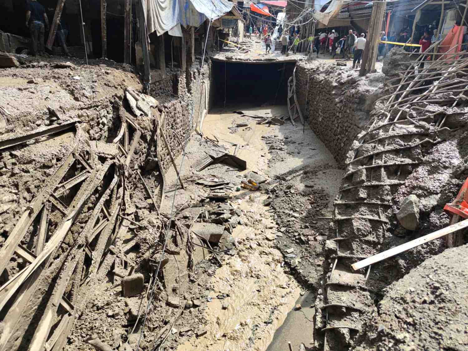 Au moins six morts dans un glissement de terrain a teheran